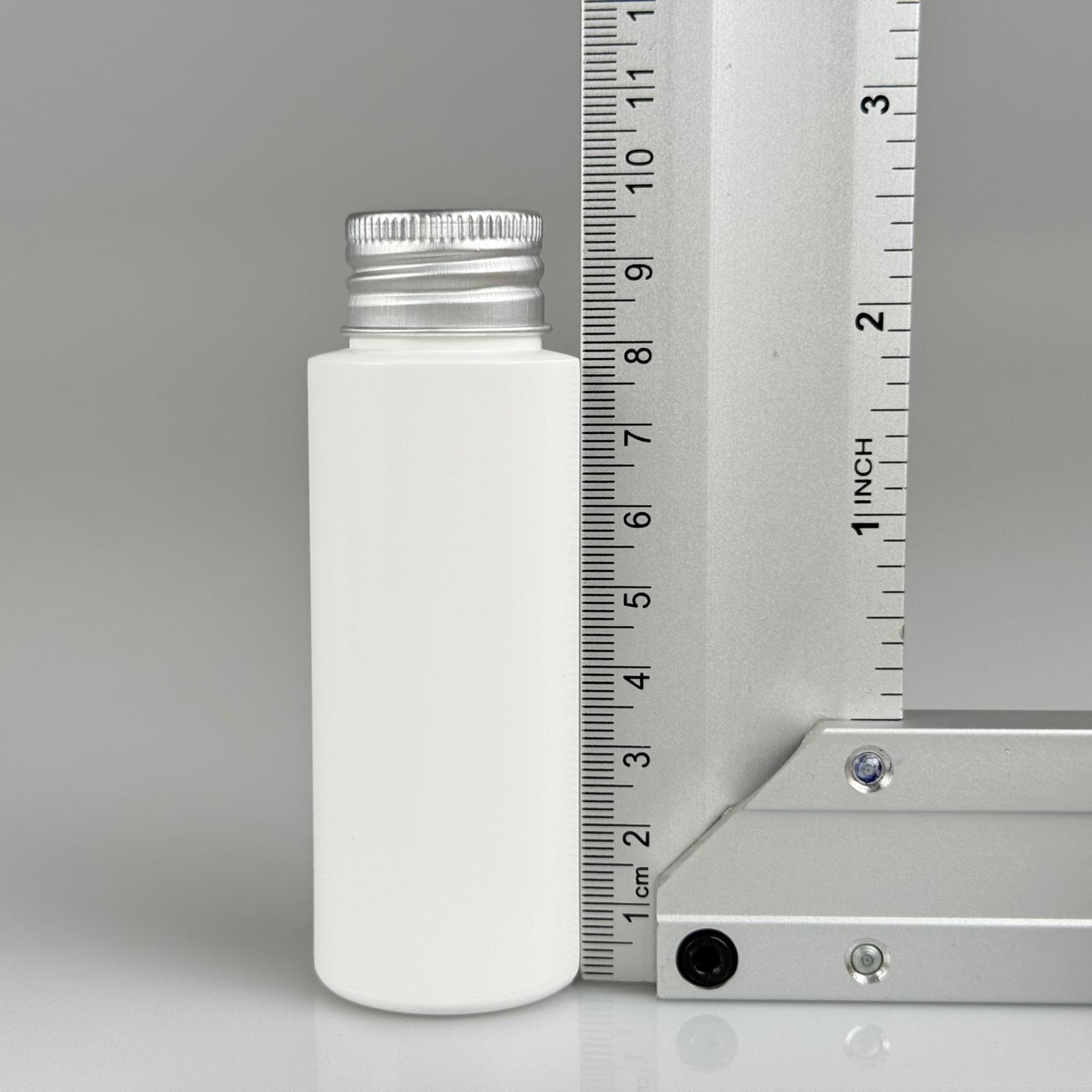 50 CC BEYAZ POLİETİLEN PLASTİK ASETON ŞİŞESİ ( 24 AĞIZ ) + KÖPÜK CONTALI GÜMÜŞ METAL ALÜMİNYUM KAPAK TAKIM - 50 ML BEYAZ PLASTİK ASETON ŞİŞELERİ