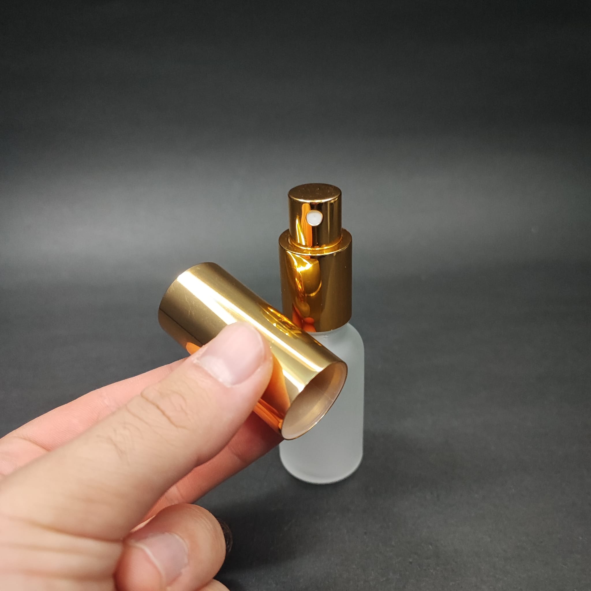 20 ML LÜKS VİDALI VALF ÇEVİRME PARFÜM ŞİŞELERİ - 20 CC BUZLU CAM ŞİŞE - GOLD METAL SPREYLİ KAPAKLI SET