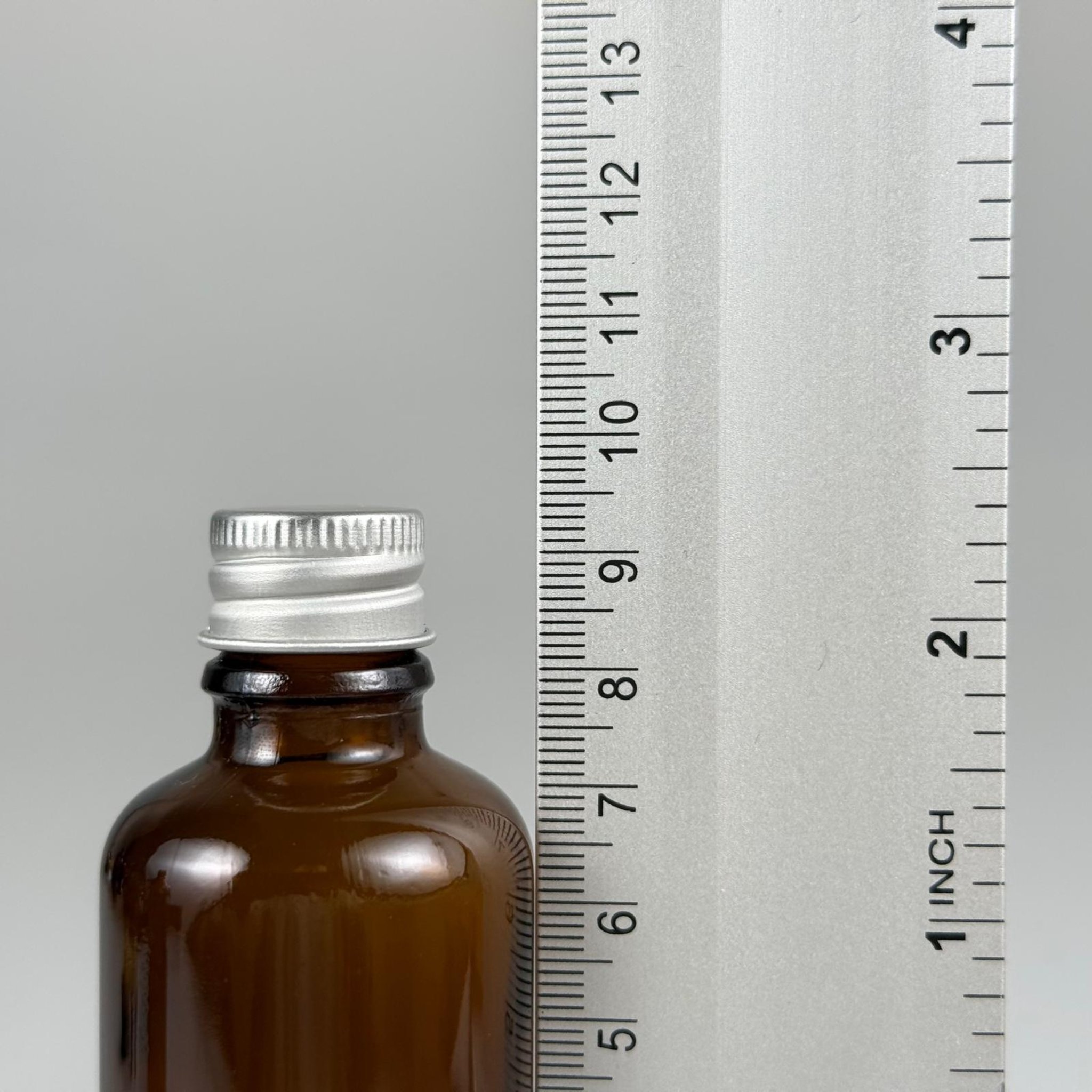 50 CC AMBER CAM ŞİŞE + KÖPÜK CONTALI GÜMÜŞ ALÜMİNYUM METAL KAPAKLI + DAMLALIKLI KOLONYA TIPALI TAKIM - 50 ML KAHVERENGİ CAM ŞİŞE