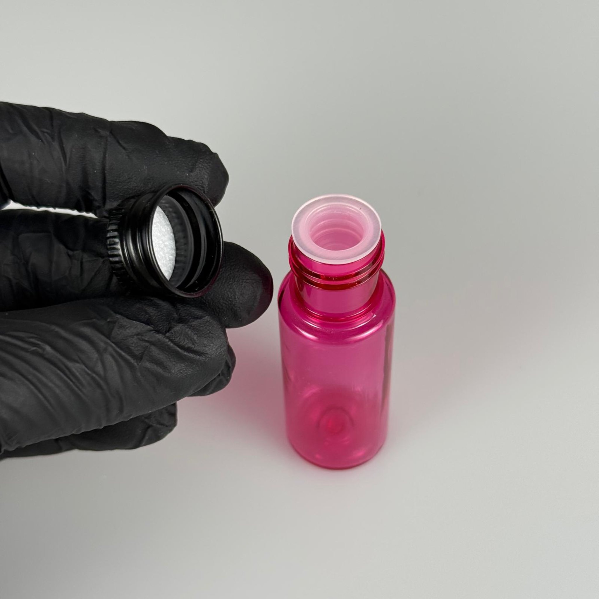 15 CC SİLİNDİR PEMBE PET ŞİŞE + KÖPÜK CONTALI SİYAH ALÜMİNYUM METAL KAPAKLI + KÖR TIPALI TAKIML - 15 ML PEMBE PET ŞİŞE