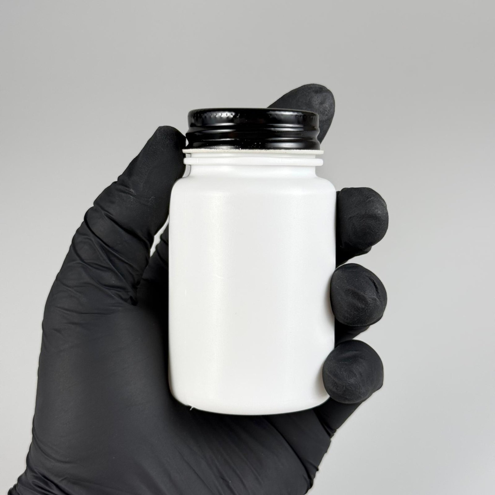 100 CC BEYAZ SERT POLİETİLEN ŞİŞE + SİYAH METAL KAPAKLI - 100 ML POLİETİLEN ŞİŞE