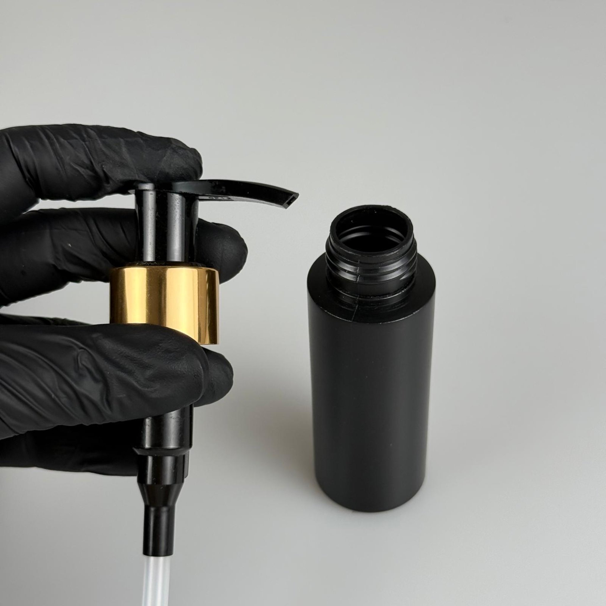 50 CC SİYAH POLİETİLEN PLASTİK ŞİŞE - GOLD POMPALI - 50 ML POMPALI PLASTİK ŞİŞE
