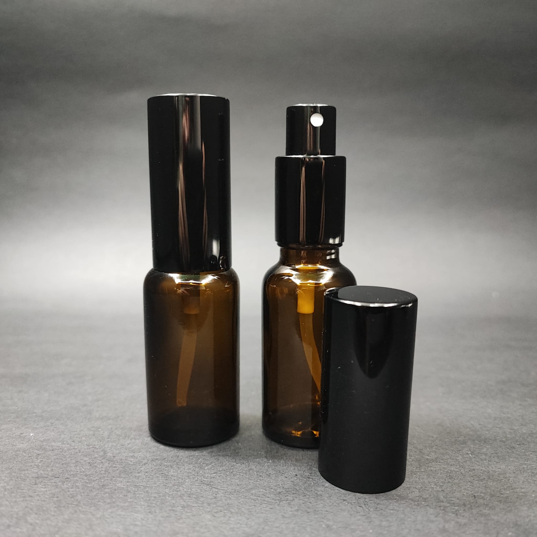20 ML LÜKS VİDALI VALF ÇEVİRME PARFÜM ŞİŞELERİ - 20 CC AMBER CAM ŞİŞE - SİYAH METAL SPREYLİ KAPAKLI SET