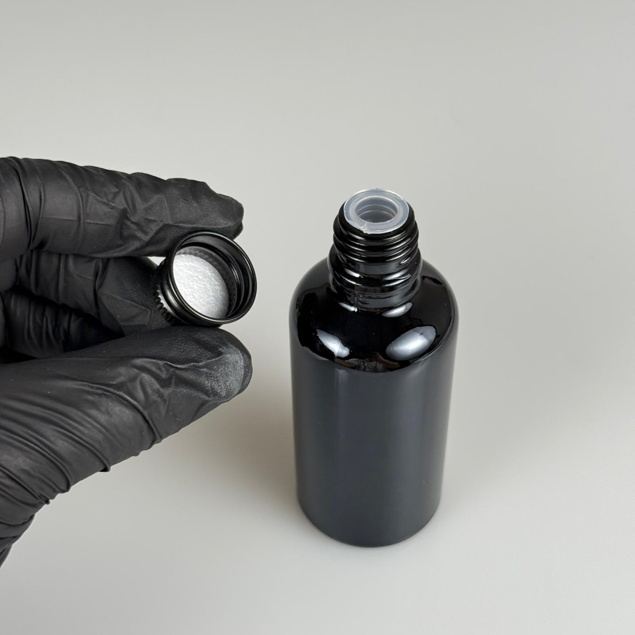 50 CC SİYAH CAM ŞİŞE + KÖPÜK CONTALI SİYAH ALÜMİNYUM METAL KAPAKLI + KÖR TIPALI TAKIM - 50 ML SİYAH CAM ŞİŞE