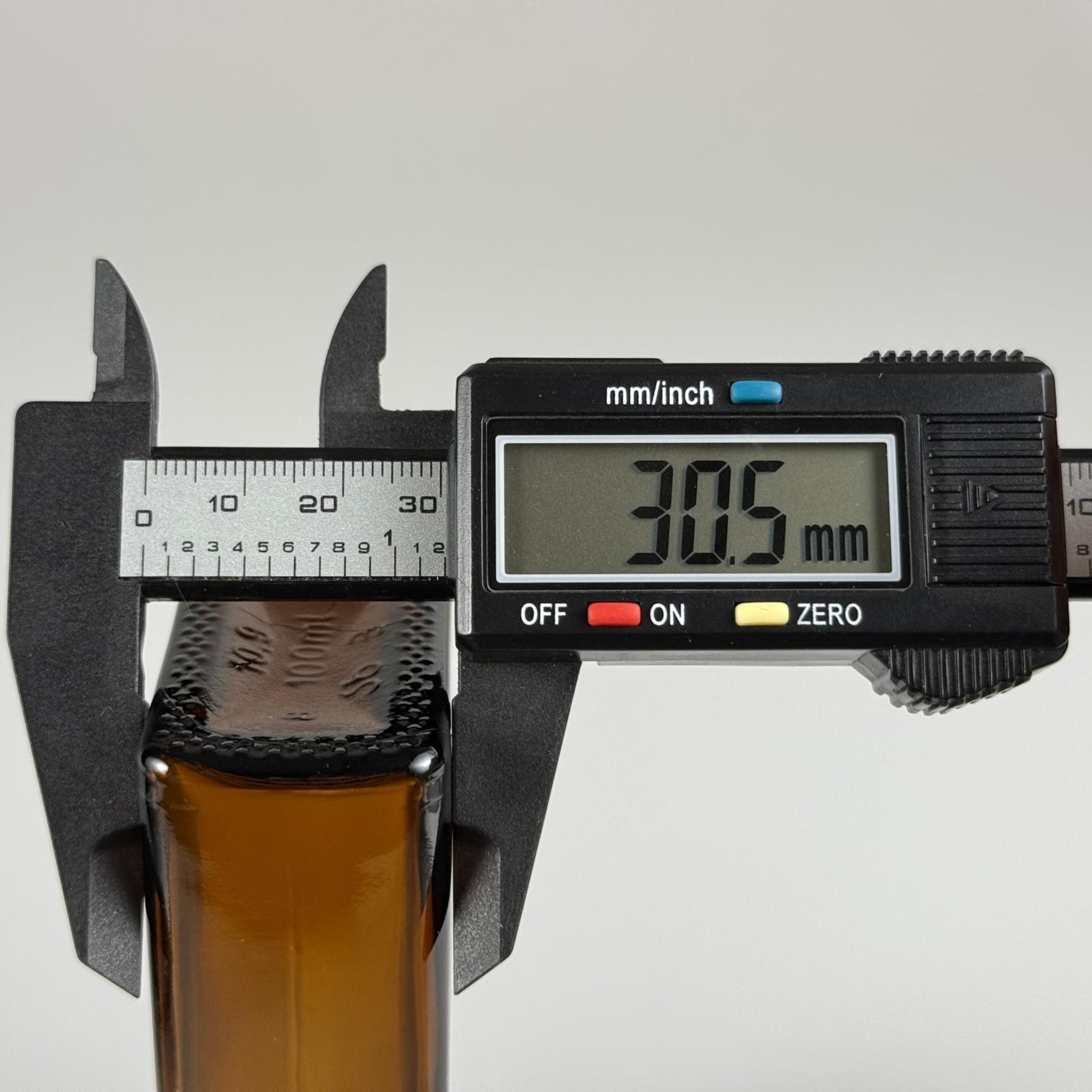 100 CC AMBER YASSI CAM ŞİŞE + ALÜMİNYUM KAPLAMALI GÜMÜŞ KAPAKLKI + KÖR TIPALI TAKIM - 100 ML KAYVERENGİ CAM ŞİŞE