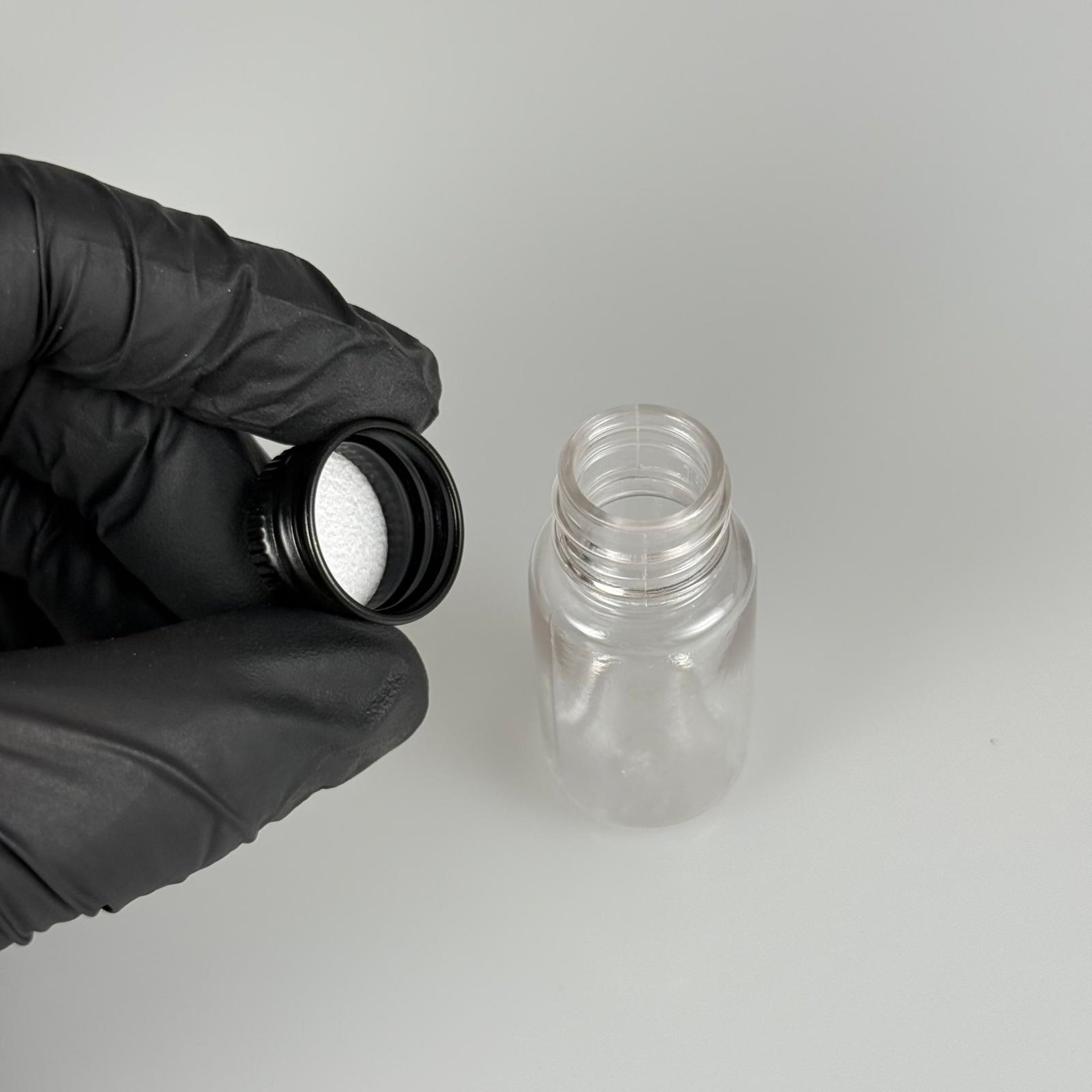 10 CC ŞEFFAF PET SHOT ŞİŞE - KÖPÜK CONTALI SİYAH ALÜMİNYUM METAL KAPAKLI TAKIM - 10 ML PLASTİK ŞİŞE