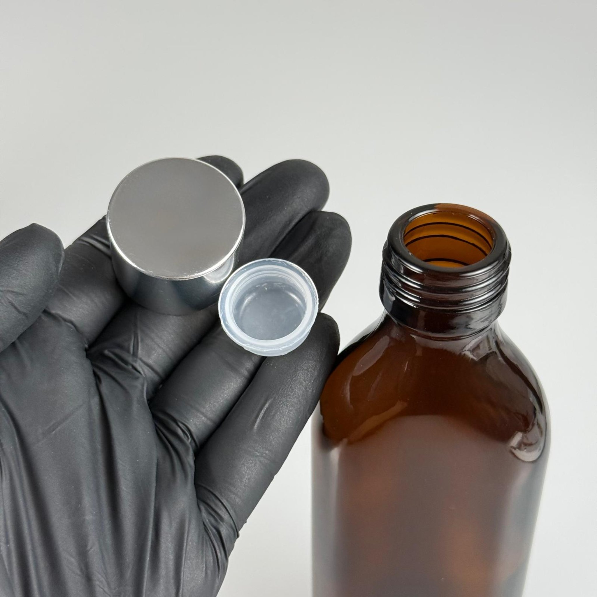 150 CC YASSI AMBER CAM ŞİŞE - ALÜMİNYUM KAPLAMALI GÜMÜŞ KAPAKLI + KÖR TIPALI TAKIM - 150 ML KAHVERENGİ CAM ŞİŞE