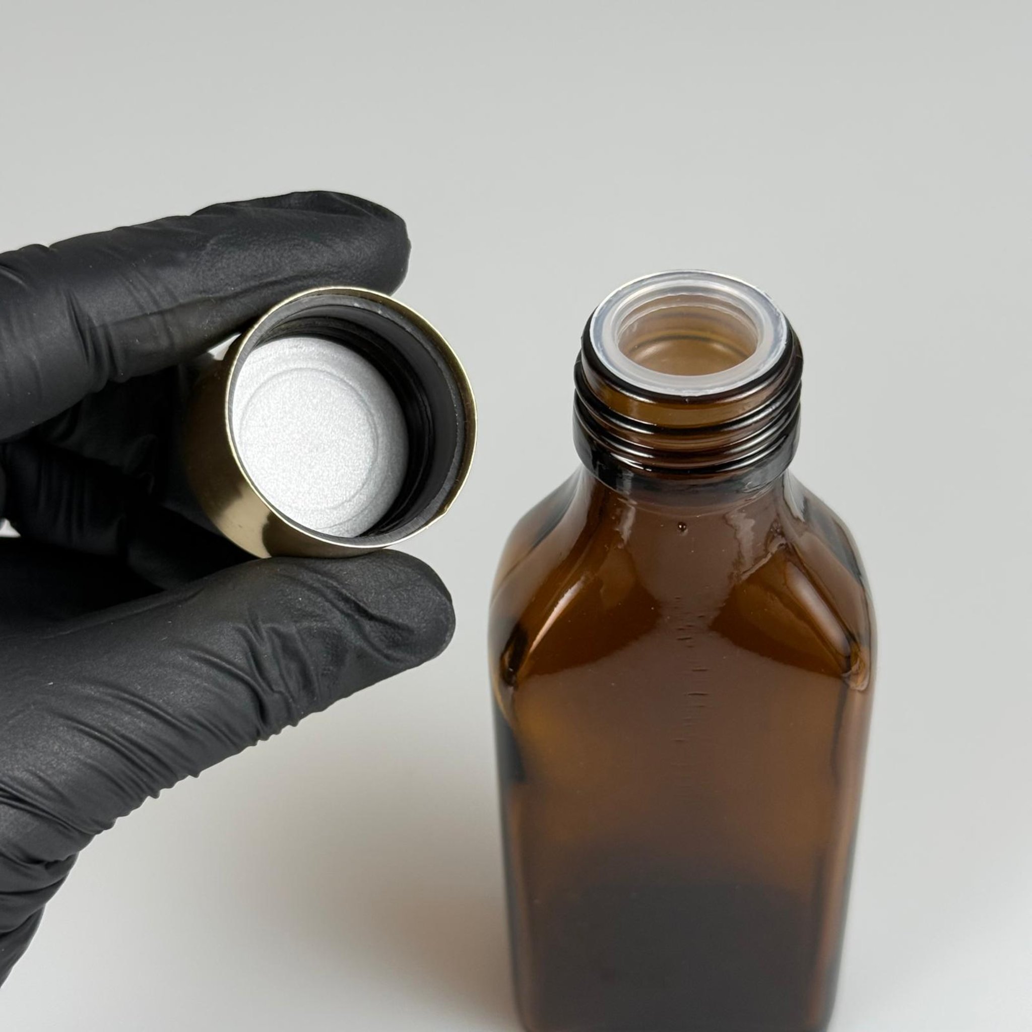 100 CC AMBER YASSI CAM ŞİŞE + ALÜMİNYUM KAPLAMALI GOLD KAPAKLKI + KÖR TIPALI TAKIM - 100 ML KAYVERENGİ CAM ŞİŞE