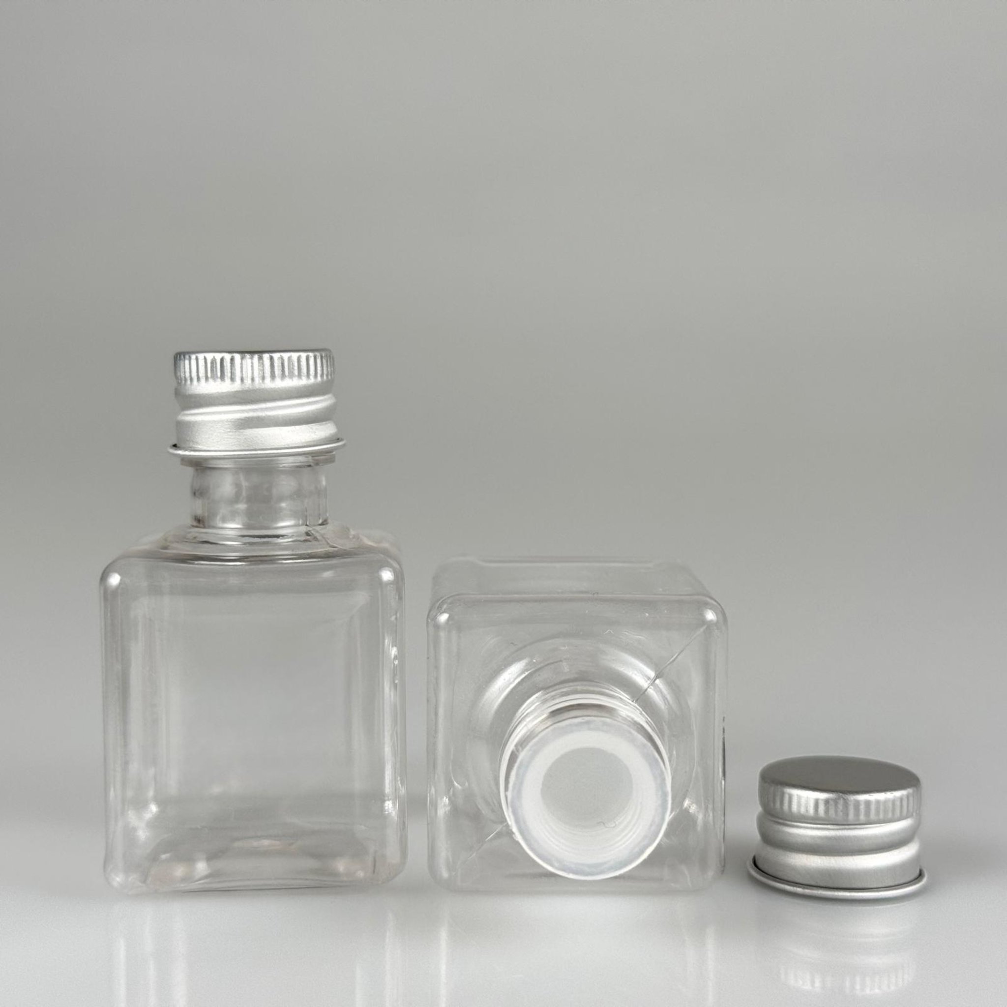 35 CC ŞEFFAF KARE PET ŞİŞE - KÖPÜK CONTALI GÜMÜŞ ALÜMİNYUM METAL KAPAKLI + KÖR TIPALI TAKIM - 35 ML ŞEFFAF KARE PET ŞİŞE