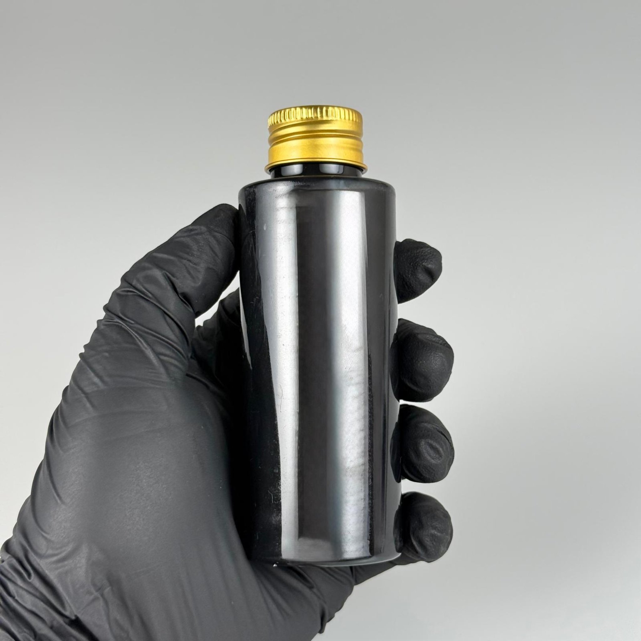100 CC SİYAH SİLİNDİR KESKİN KÜT MODEL SERT PET ŞİŞE ( 17 GR - 24 AĞIZ ) + KÖPÜK CONTALI GOLD METAL ALÜMİNYUM KAPAK TAKIM - 100 ML KAPAKLI SİYAH PLASTİK ŞİŞELER