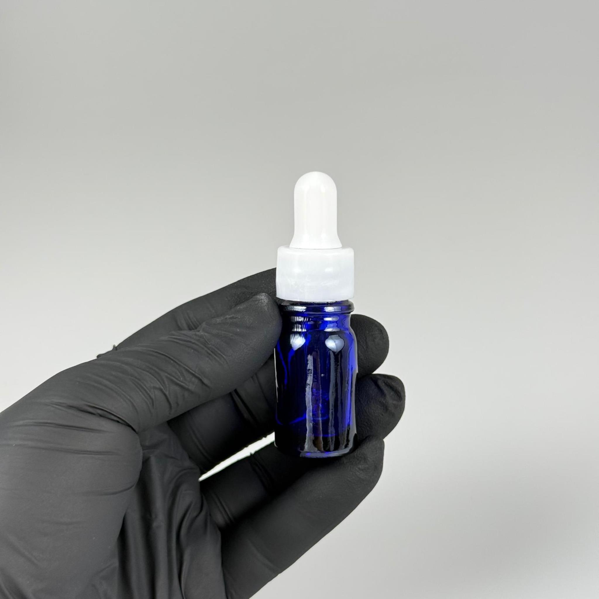 5 CC MAVİ CAM DAMLALIKLI ŞİŞE - BEYAZ EMZİK - BEYAZ DÜZ PLASTİK KAPAK - 5 ML MAVİ CAM DAMLALIKLI ŞİŞE