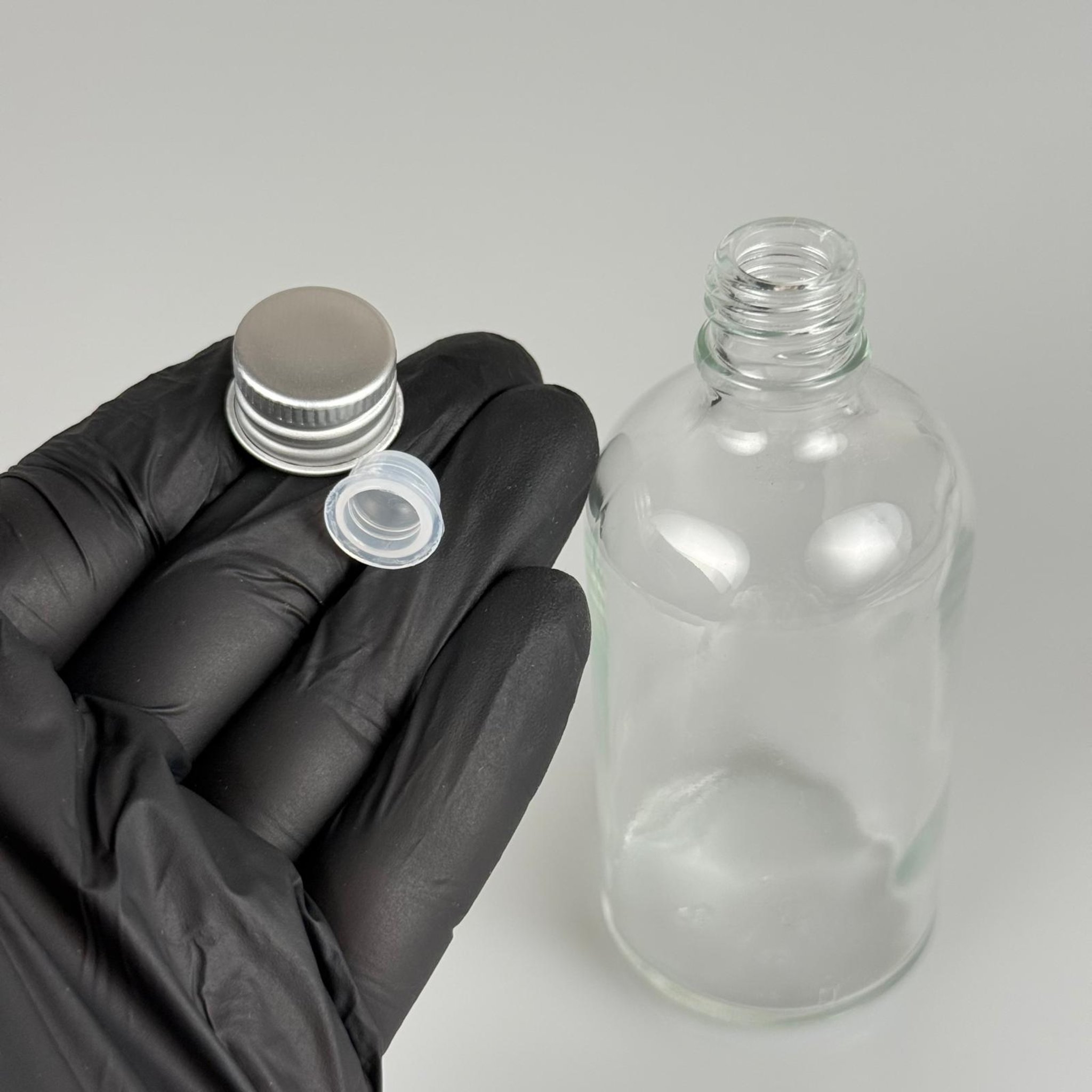 100 CC ŞEFFAF CAM ŞİŞE + KÖPÜK CONTALI GÜMÜŞ ALÜMİNYUM METAL KAPAKLI + KÖR TIPALI TAKIM - 100 ML ŞEFFAF CAM ŞİŞE