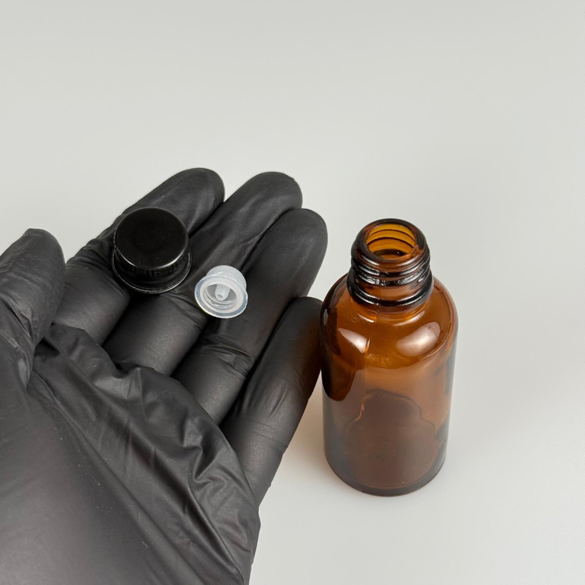 30 CC AMBER CAM ŞİŞE + KÖPÜK CONTALI SİYAH ALÜMİNYUM METAL KAPAKLI + DAMLALIKLI KOLONYA TIPALI TAKIM - 30 ML KAHVERENGİ CAM ŞİŞE