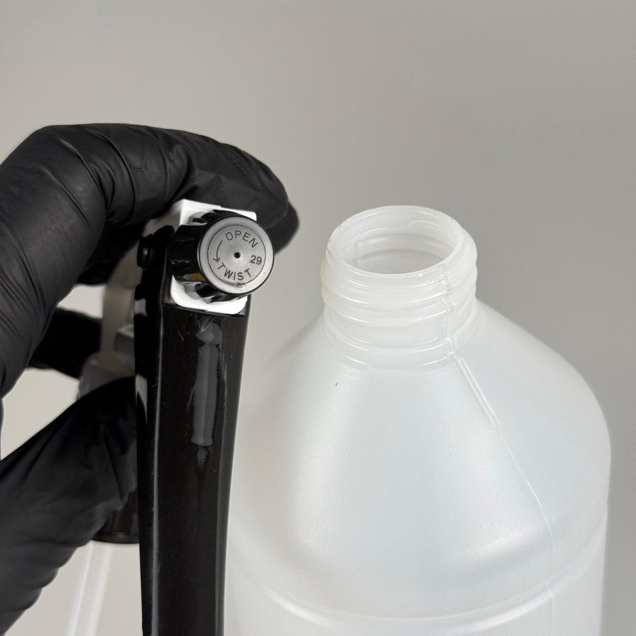 1000 CC TİNER ŞİŞESİ - BÜYÜK SİYAH BEYAZ DOZAJLI KİMYASALA DAYANIKLI TRİGER TETİK SPREYLİ - 1000 ML KİMYASALA DAYANIKLI PLASTİK ŞİŞE - 1 LT POLİETİLEN ŞİŞE - UZUN OTO TEMİZLİK ŞİŞESİ