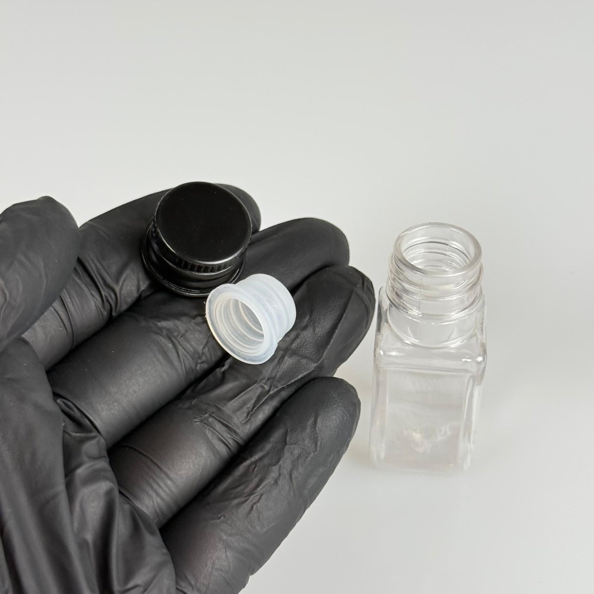 10 CC ŞEFFAF KARE PET SHOT ŞİŞE - KÖPÜK CONTALI SİYAH ALÜMİNYUM METAL KAPAKLI + KÖR TIPALI TAKIM - 10 ML PLASTİK ŞİŞE