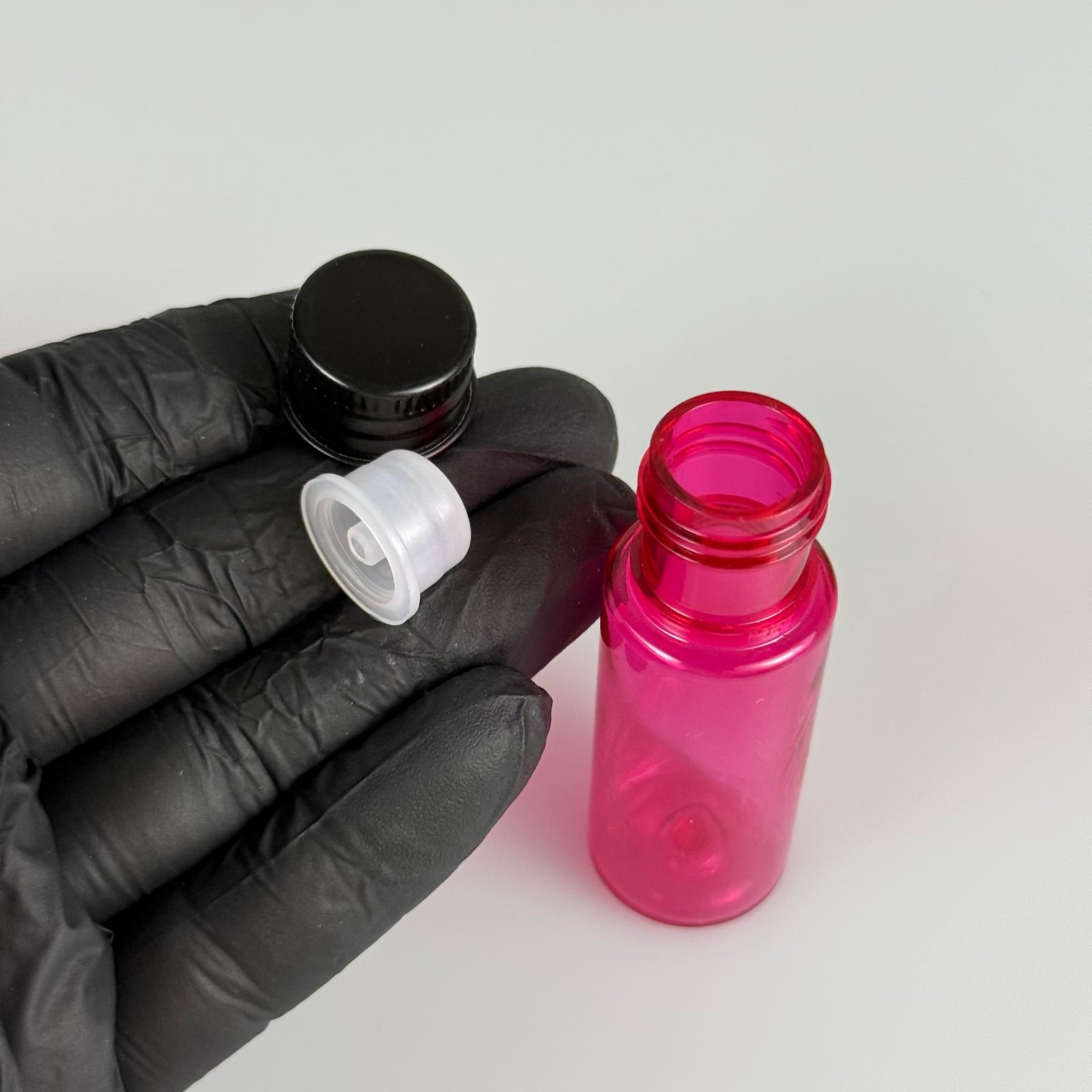 15 CC SİLİNDİR PEMBE PET ŞİŞE + KÖPÜK CONTALI SİYAH ALÜMİNYUM METAL KAPAKLI + DAMLALIKLI KOLONYA TIPALI TAKIML - 15 ML PEMBE PET ŞİŞE
