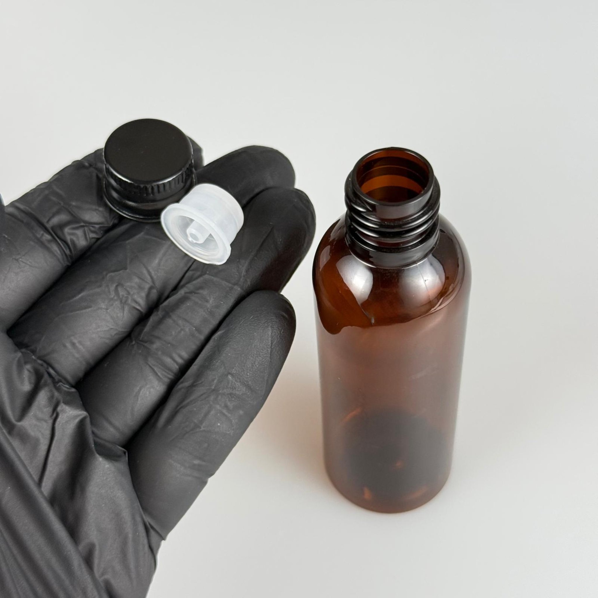 50 CC AMBER SİLİNDİR UZUN MODEL PET ŞİŞE + KÖPÜK CONTALI SİYAH ALÜMİNYUM METAL KAPAKLI + DAMLALIKLI KOLONYA TIPALI TAKIM - 50 ML KAHVERENGİ PLASTİK ŞİŞE