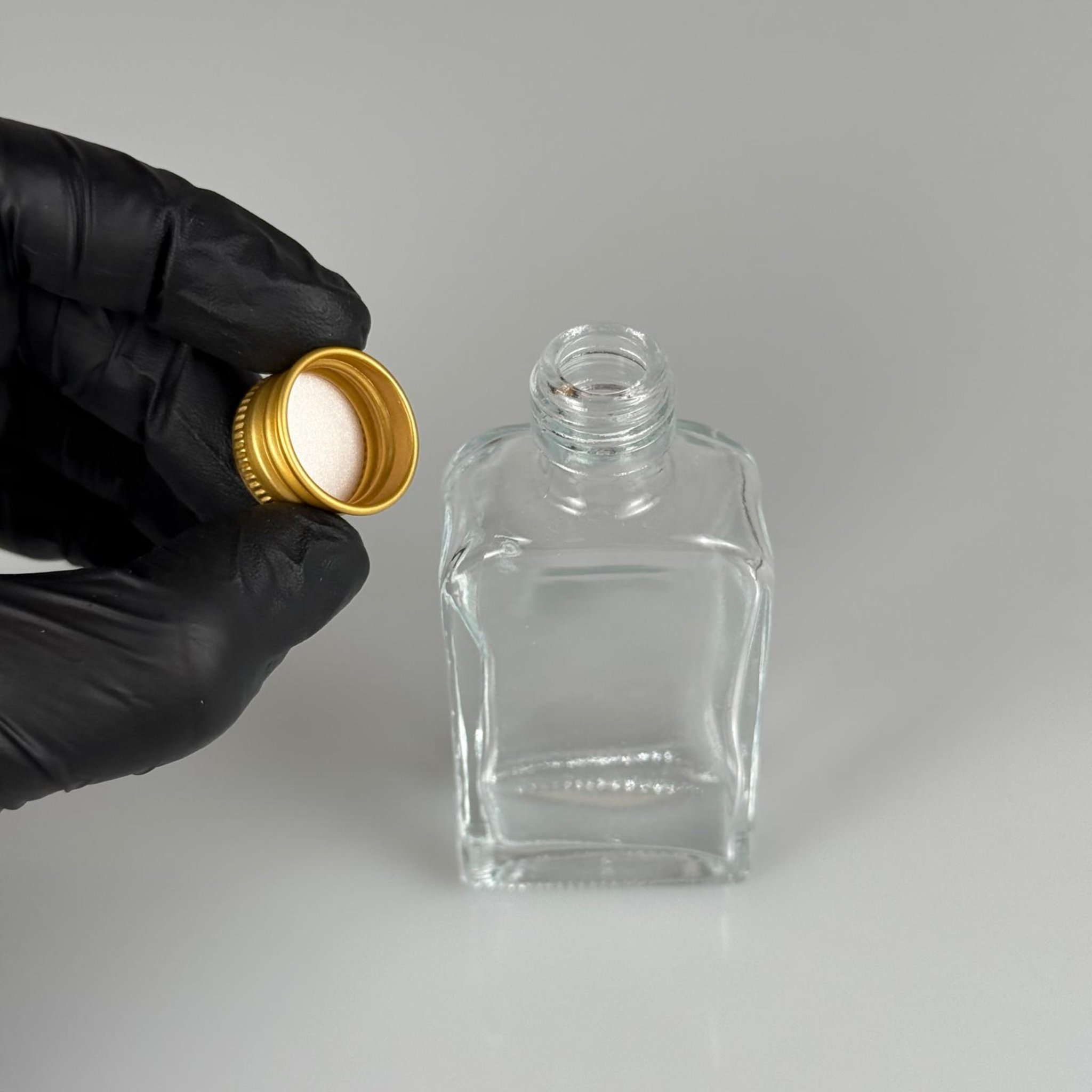 40 CC YASSI DİKDÖRTGEN CAM ŞİŞE + GOLD ALÜMİNYUM METAL KAPAKLI TAKIM - 40 ML PRESTİJLİ ŞİŞE