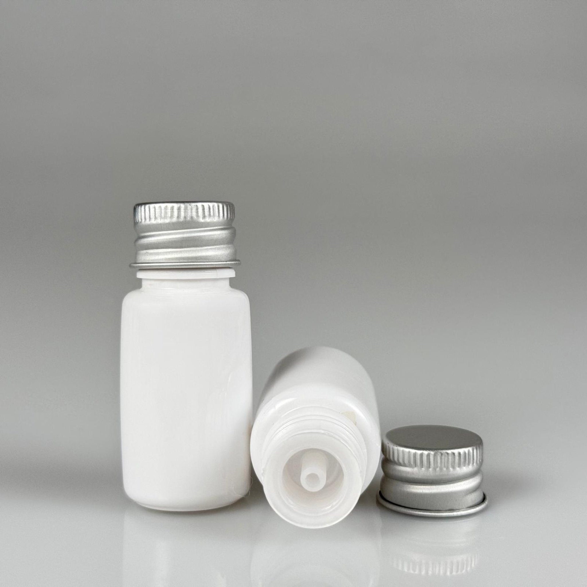 10 CC BEYAZ PET SHOT ŞİŞE - KÖPÜK CONTALI GÜMÜŞ ALÜMİNYUM METAL KAPAKLI + DAMLALIKLI KOLONYA TIPALI TIPALI TAKIM - 10 ML PLASTİK ŞİŞE