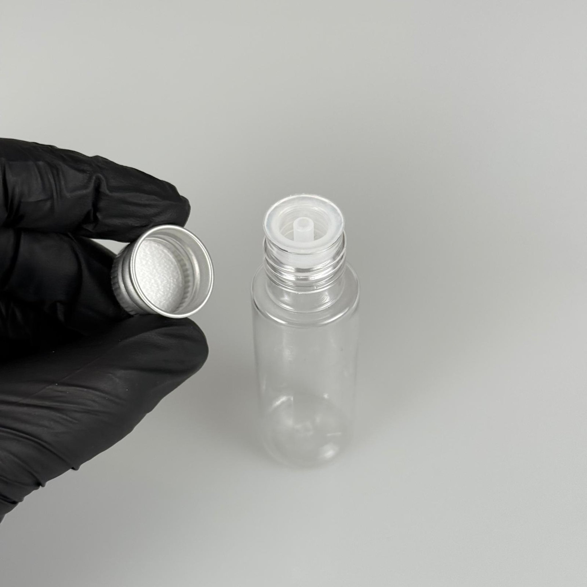 20 CC ŞEFFAF PET ŞİŞE + KÖPÜK CONTALI GÜMÜŞ ALÜMİNYUM METAL KAPAKLI + DAMLALIKLI KOLOMNYA TIPALI TAKIM - 20 ML PLASTİK ŞİŞE