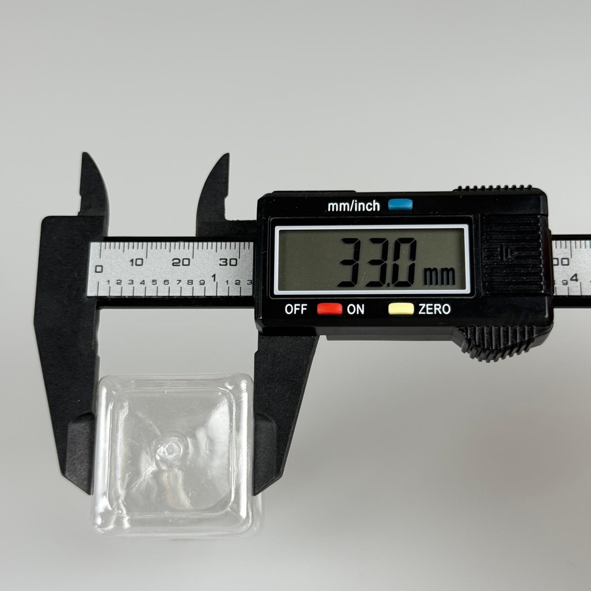 35 CC ŞEFFAF KARE PET ŞİŞE - KÖPÜK CONTALI SİYAH ALÜMİNYUM METAL KAPAKLI + KOLONYA TIPALI TAKIM - 35 ML ŞEFFAF KARE PET ŞİŞE