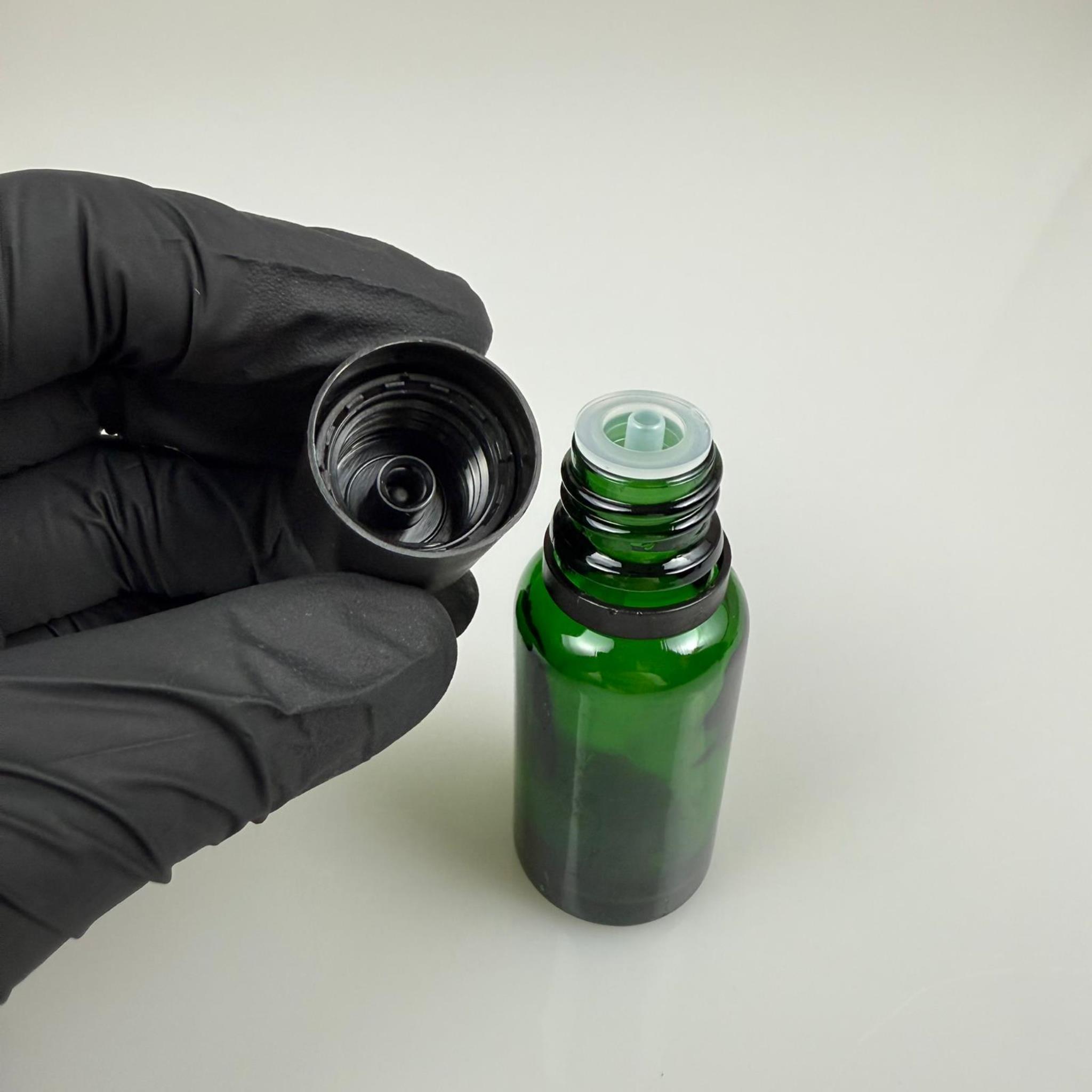 20 CC YEŞİL CAM ŞİŞE + İÇTEN DAMLALIKLI ÇOCUK KİLİTLİ SİYAH KAPAK - YEŞİL 20 ML KİLİT KAPAKLI DAMLATMALI ŞİŞE