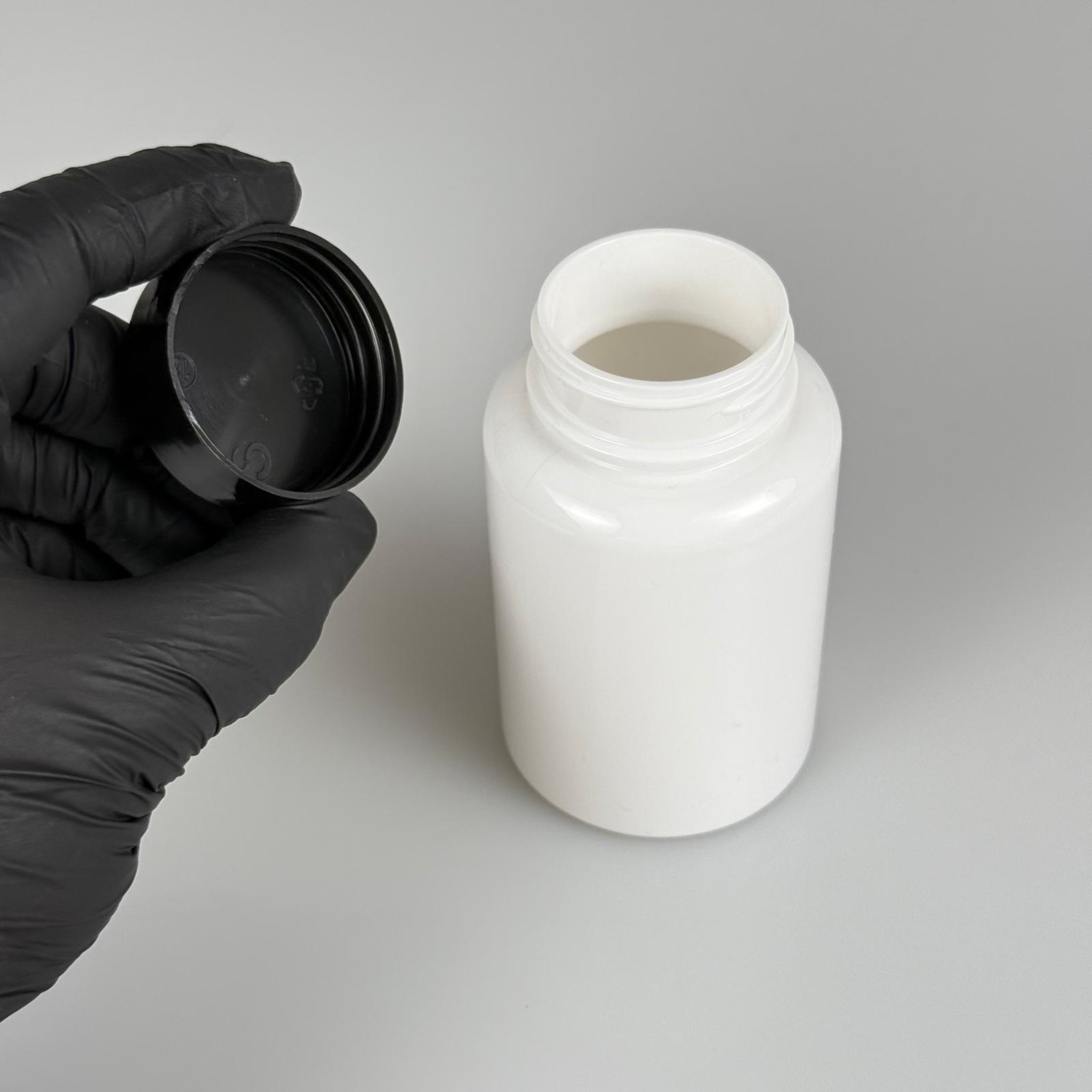150 CC BEYAZ PET TABLET ŞİŞESİ - SİYAH KAPAKLI - 150 ML KAPSÜL KUTUSU - İLAÇ ŞİŞESİ - MEDİKAL HAP ŞİŞESİ - FARMASÖTİK KAVANOZ