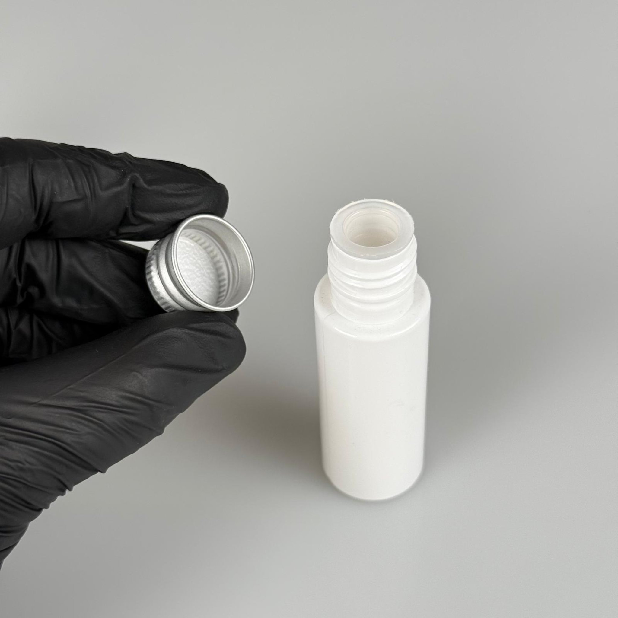 20 CC BEYAZ PET ŞİŞE + KÖPÜK CONTALI GÜMÜŞ ALÜMİNYUM METAL KAPAKLI + KÖR TIPALI TAKIM - 20 ML PLASTİK ŞİŞE