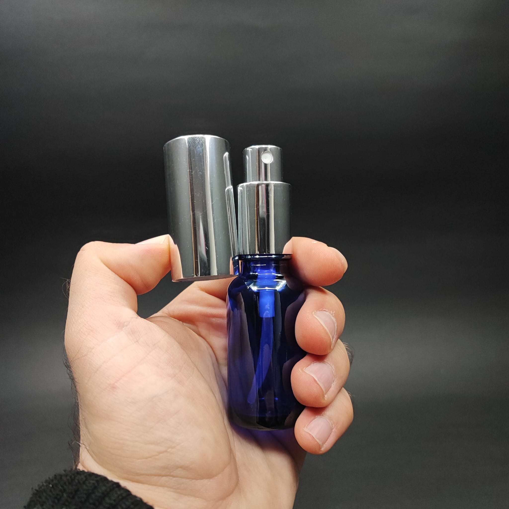 20 ML LÜKS VİDALI VALF ÇEVİRME PARFÜM ŞİŞELERİ - 20 CC MAVİ CAM ŞİŞE - GÜMÜŞ METAL SPREYLİ KAPAKLI SET