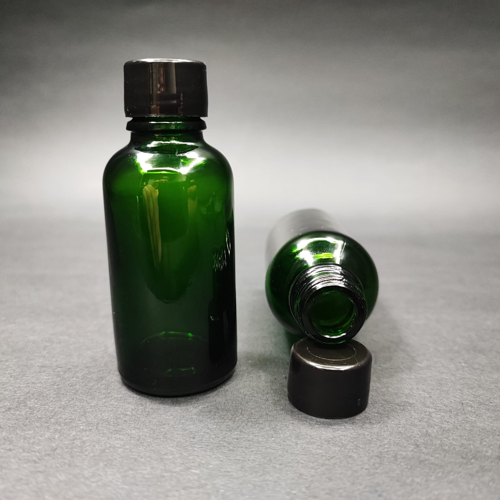 30 CC YEŞİL CAM ŞİŞE + KENDİNDEN CONTALI SIZDIRMAZ SİYAH KAPAK - 30 ML KAPAKLI CAM ŞİŞE