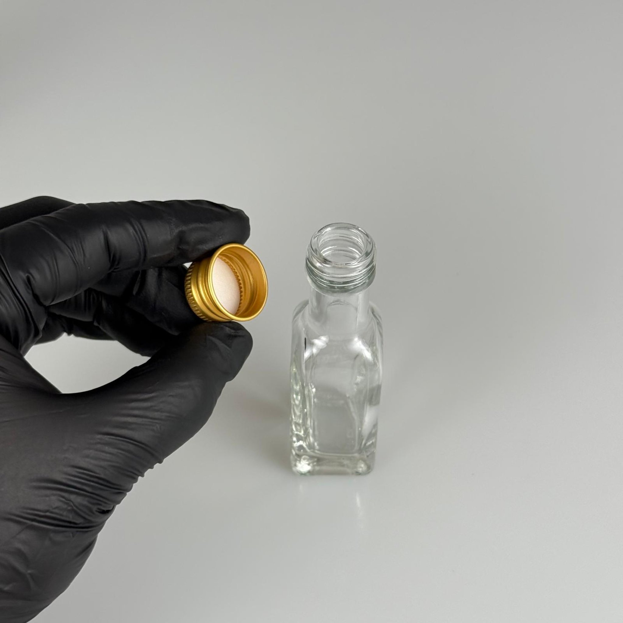 20 CC MARASKA KÖŞELİ CAM ŞİŞE + GOLD ALÜMİNYUM METAL KAPAKLI TAKIM - 20 ML SOS ŞİŞESİ