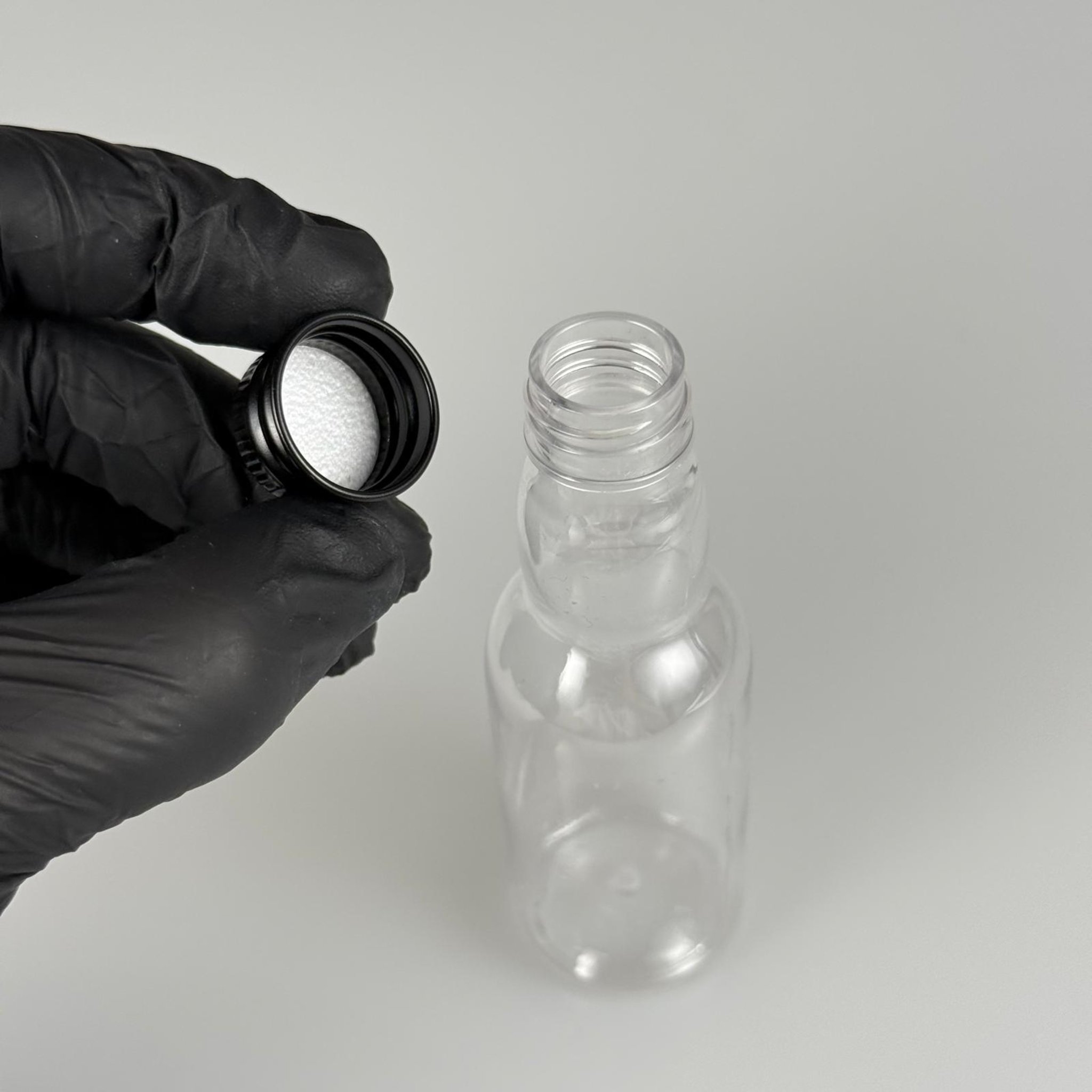 40 CC ŞEFFAF UZUN BOĞAZLI PET ŞİŞE + KÖPÜK CONTALI SİYAH ALÜMİNYUM METAL KAPAKLI TAKIM - 40 ML BOĞAZLI PET ŞİŞE