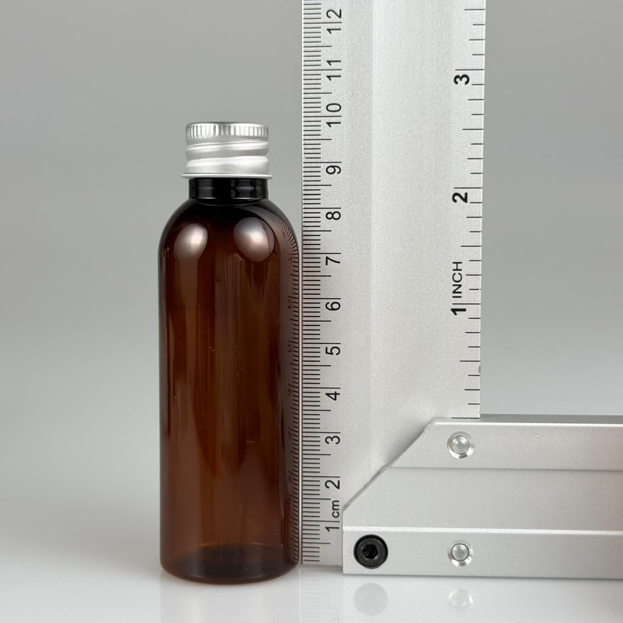 50 CC AMBER SİLİNDİR UZUN MODEL PET ŞİŞE + KÖPÜK CONTALI GÜMÜŞ ALÜMİNYUM METAL KAPAKLI TAKIM - 50 ML KAHVERENGİ PLASTİK ŞİŞE