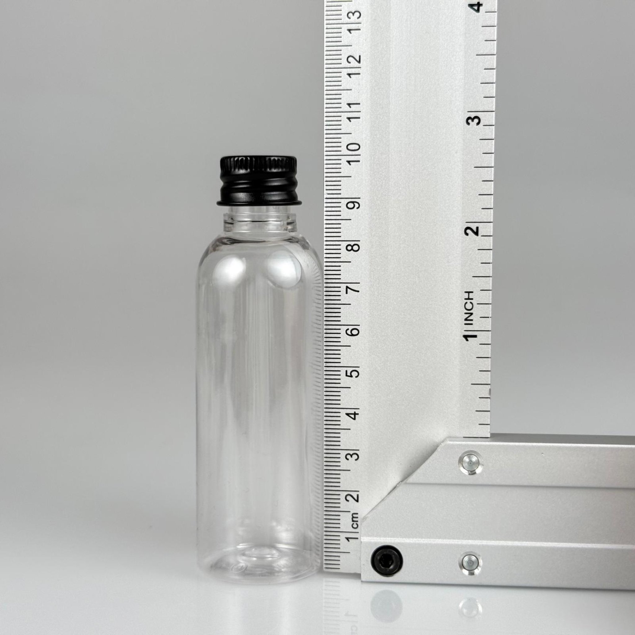 50 CC ŞEFFAF SİLİNDİR UZUN MODEL PET ŞİŞE + KÖPÜK CONTALI SİYAH ALÜMİNYUM METAL KAPAKLI + DAMLALIKLI KOLONYA TIPALI TAKIM - 50 ML PLASTİK ŞİŞE