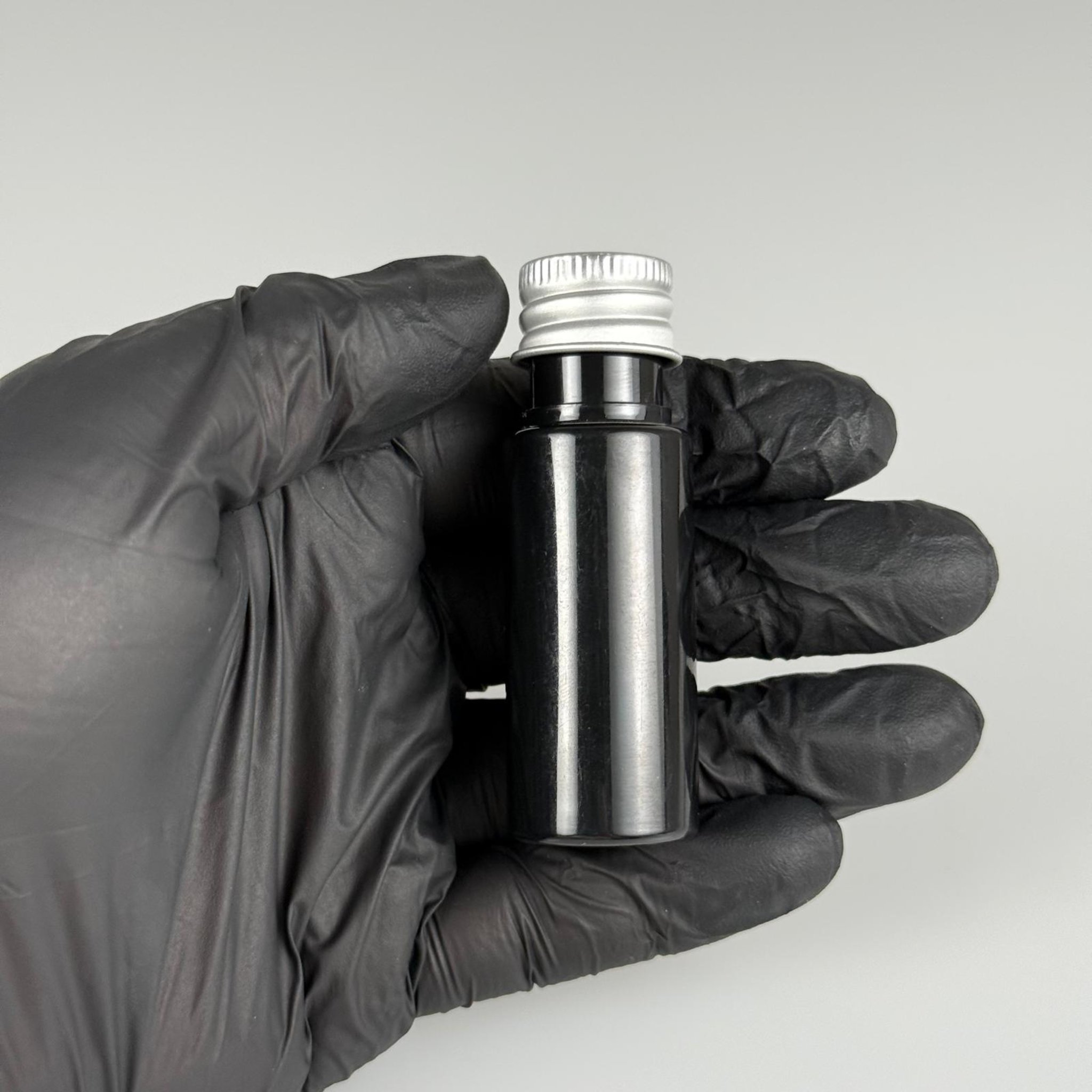15 CC SİYAH SİLİNDİR PET ŞİŞE + KÖPÜK CONTALI GÜMÜŞ ALÜMİNYUM METAL KAPAKLI + DAMLALIKLI KOLONYA TIPALI TAKIML - 15 ML SİYAH PET ŞİŞE