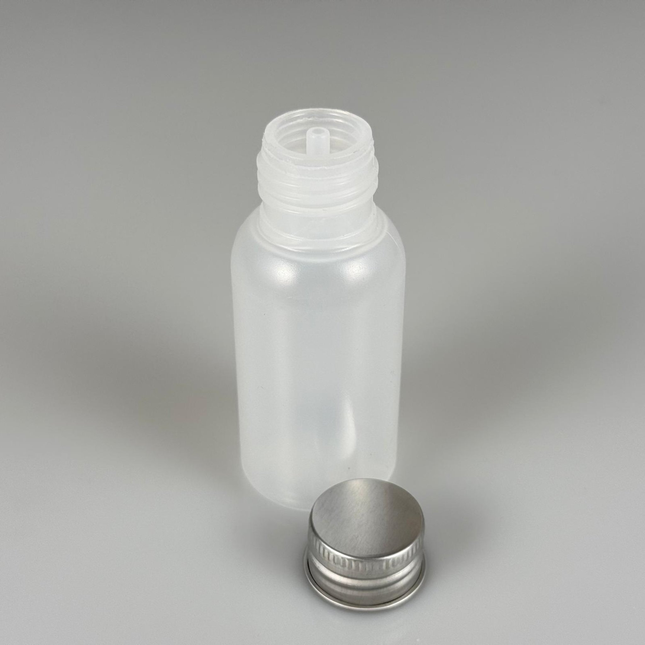 50 ML SIKILABİLİR YUMUŞAK POLİETİLEN PE PLASTİK ASETON ŞİŞESİ ( 24 AĞIZ ) + KÖPÜK CONTALI GÜMÜŞ METAL ALÜMİNYUM KAPAK + KOLONYA TIPALI TAKIM - 50 cc sos, yağ, kartuş, mürekkep vb için boş şişeler