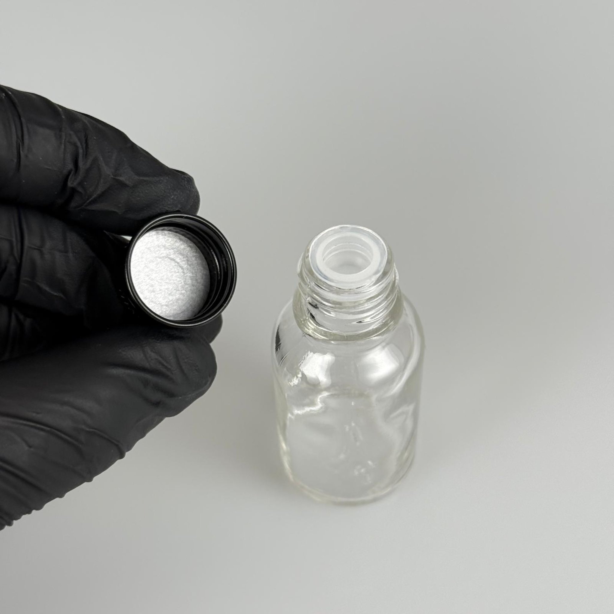 15 CC ŞEFFAF CAM ŞİŞE + KÖPÜK CONTALI SİYAH ALÜMİNYUM METAL KAPAKLI + KÖR TIPALI TAKIM - 15 ML ŞEFFAF CAM ŞİŞE