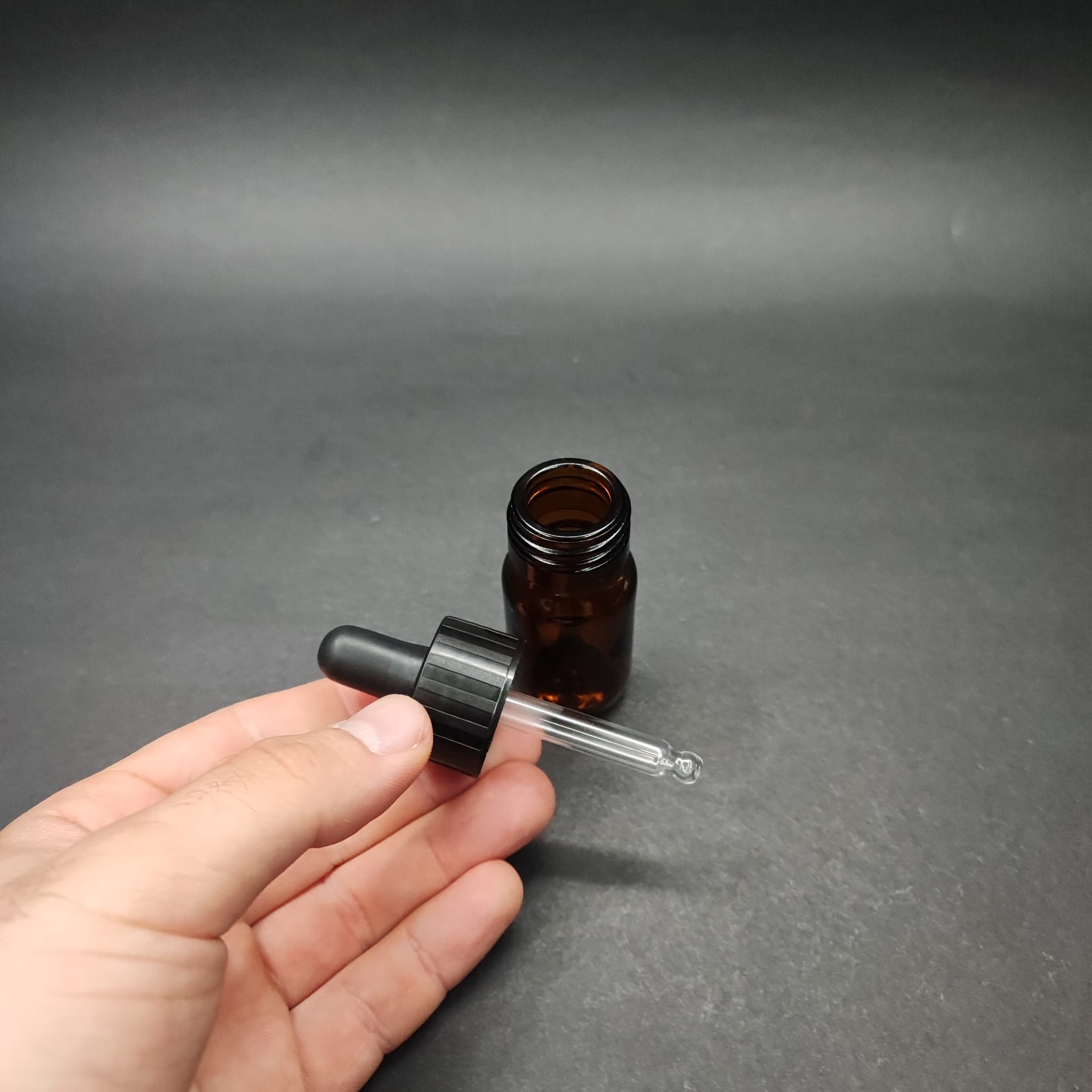 15 ML DOLUMU KOLAY, GENİŞ AĞIZLI CAM DAMLALIKLI ŞİŞE (25 MM AĞIZ)  - 15 CC SİYAH DAMLALIKLI CAM ECZA ŞİŞESİ - AMBER KAHVERENGİ