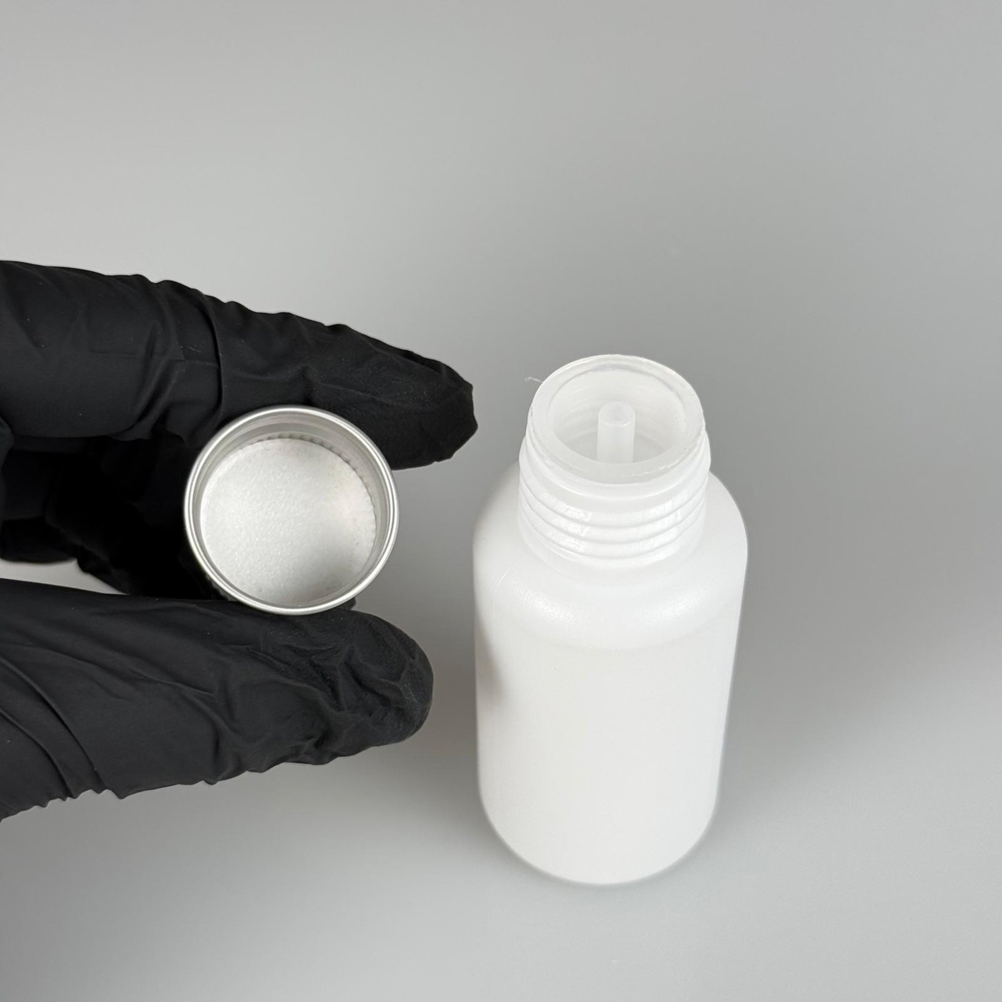 50 CC BEYAZ POLİETİLEN PLASTİK ASETON ŞİŞESİ ( 24 AĞIZ ) + KÖPÜK CONTALI GÜMÜŞ METAL ALÜMİNYUM KAPAK + KOLONYA TIPALI TAKIM - 50 ML BEYAZ PLASTİK ASETON ŞİŞELERİ