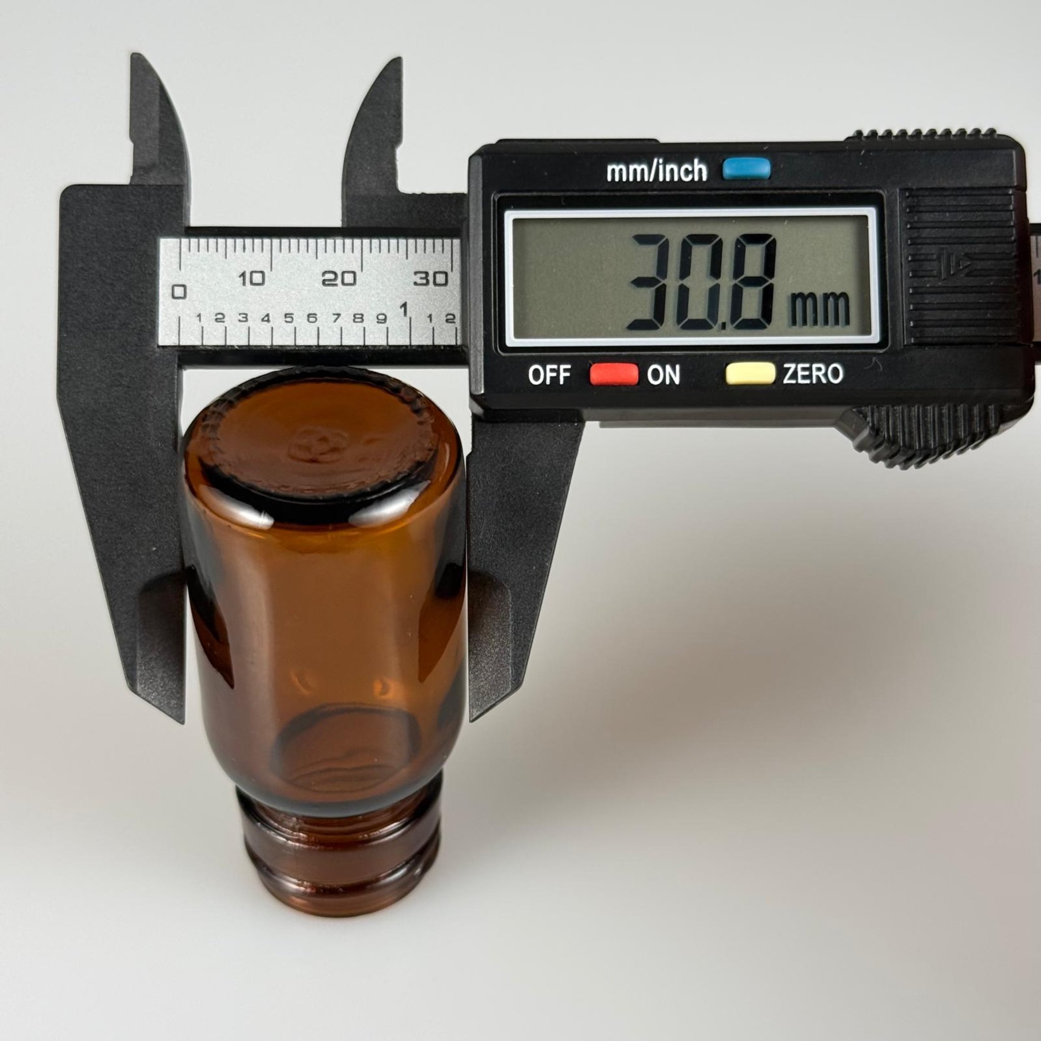 20 CC AMBER CAM ŞİŞE + BEYAZ KİLİTLİ KAPAK + 15 ML ÖLÇEK TAKIM - 20 ML KAHVERENGİ BOŞ ŞURUP ŞİŞESİ (AĞIZ ÇAPI 25 MM) - 20 ML ECZA ŞİŞESİ