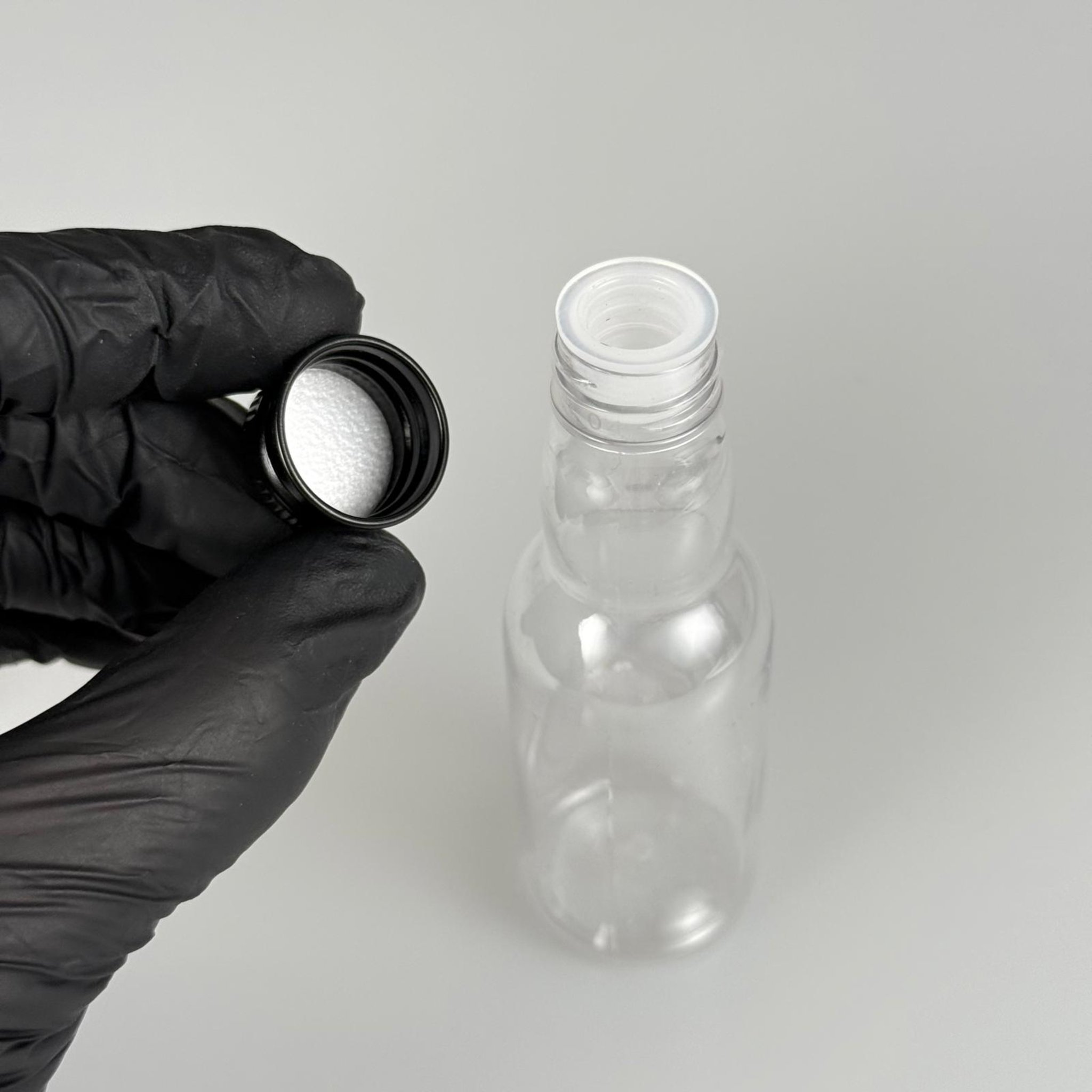 40 CC ŞEFFAF UZUN BOĞAZLI PET ŞİŞE + KÖPÜK CONTALI SİYAH ALÜMİNYUM METAL KAPAKLI + KÖR TIPALI TAKIM - 40 ML BOĞAZLI PET ŞİŞE