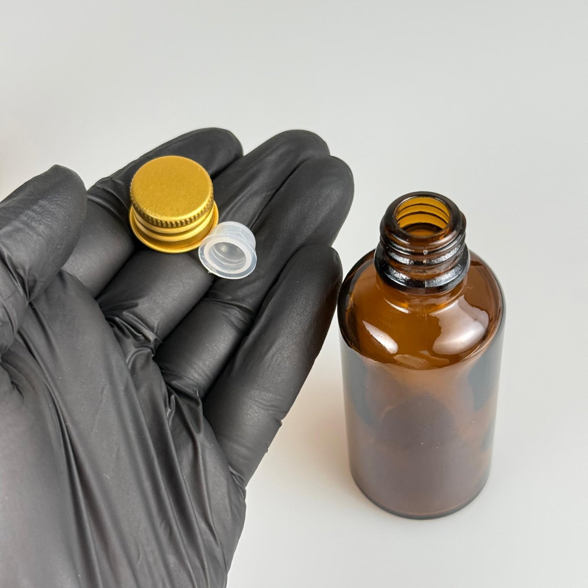 50 CC AMBER CAM ŞİŞE + KÖPÜK CONTALI GOLD ALÜMİNYUM METAL KAPAKLI + KÖR TIPALI TAKIM - 50 ML KAHVERENGİ CAM ŞİŞE