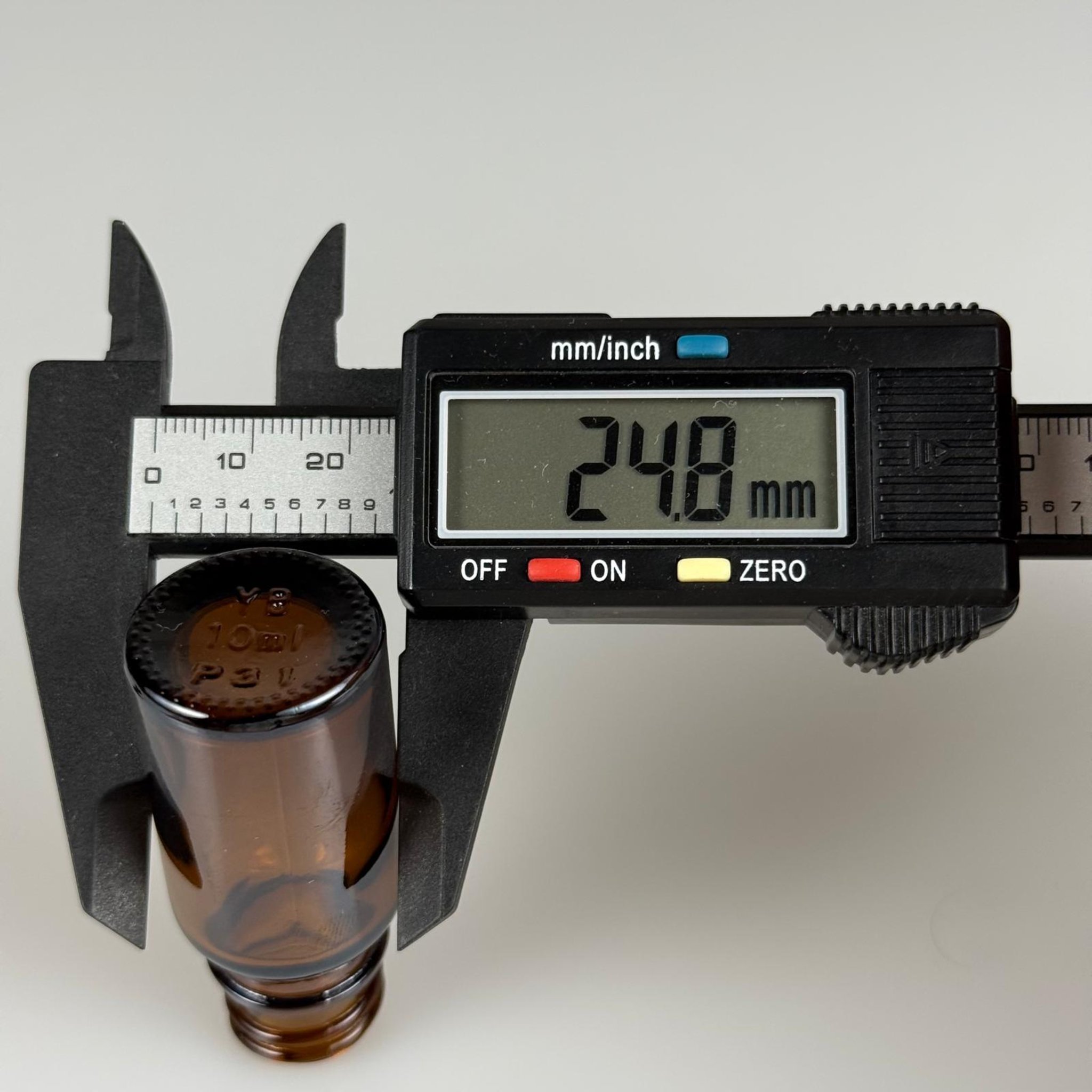 10 CC AMBER CAM ŞİŞE + KÖPÜK CONTALI SİYAH ALÜMİNYUM METAL KAPAKLI + KÖR TIPALI TAKIM - 10 ML KAHVERENGİ CAM ŞİŞE