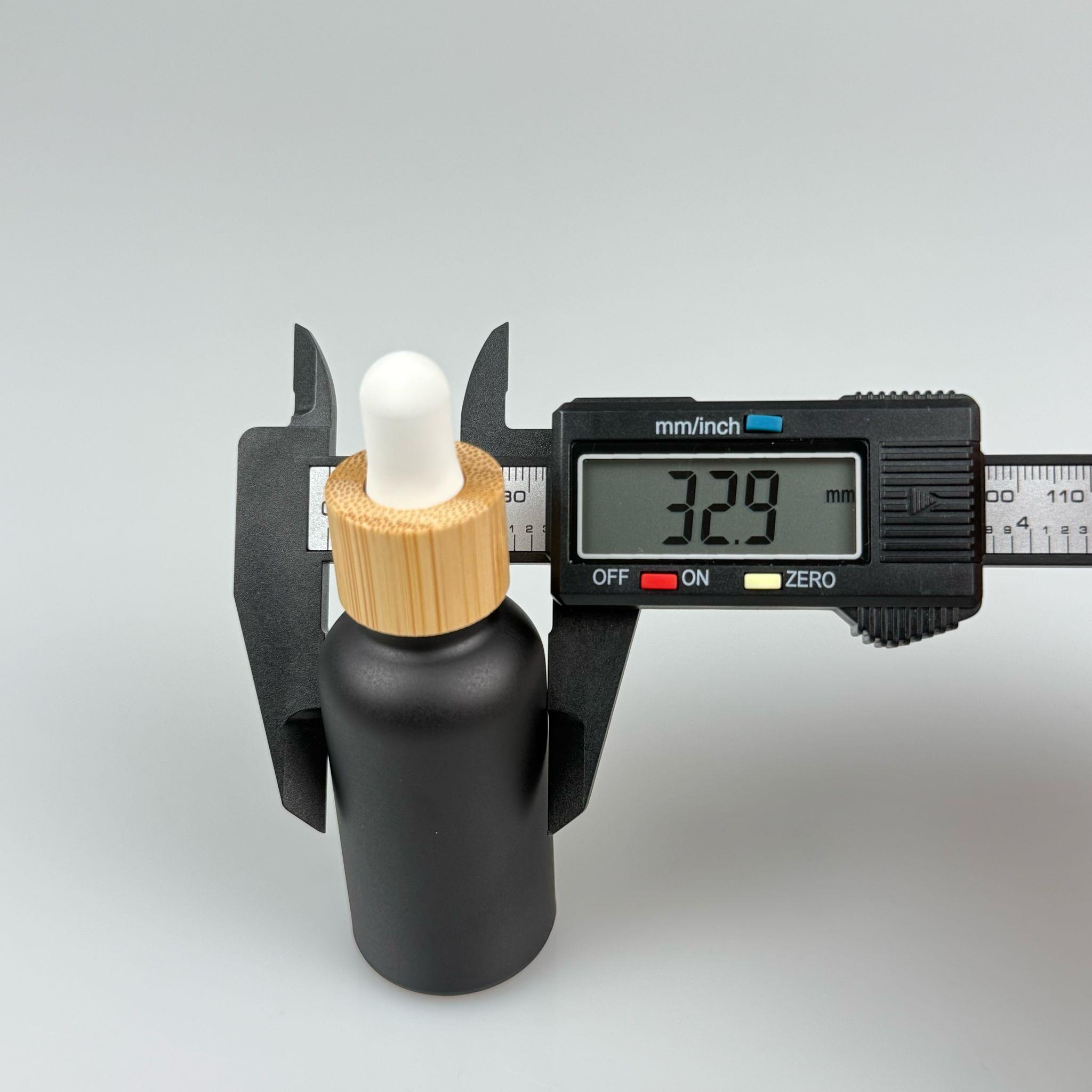 30 CC SİYAH CAM DAMLALIKLI ŞİŞE - BEYAZ EMZİK - BAMBU AHŞAP KAPAK - 30 ML BAMBU KAPAKLI CAM DAMLALIKLI ŞİŞE