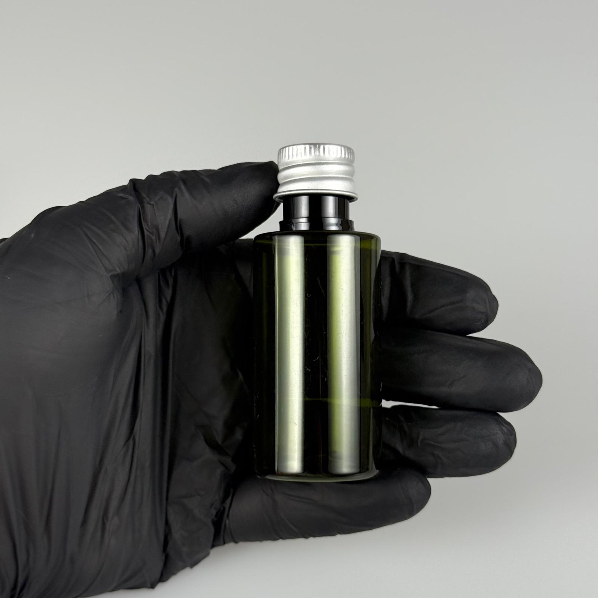 35 CC  SİLİNDİR YEŞİL PET ŞİŞE + KÖPÜK CONTALI GÜMÜŞ ALÜMİNYUM METAL KAPAKLI + KÖR TIPALI TAKIM - 35 ML PLASTİK ŞİŞE