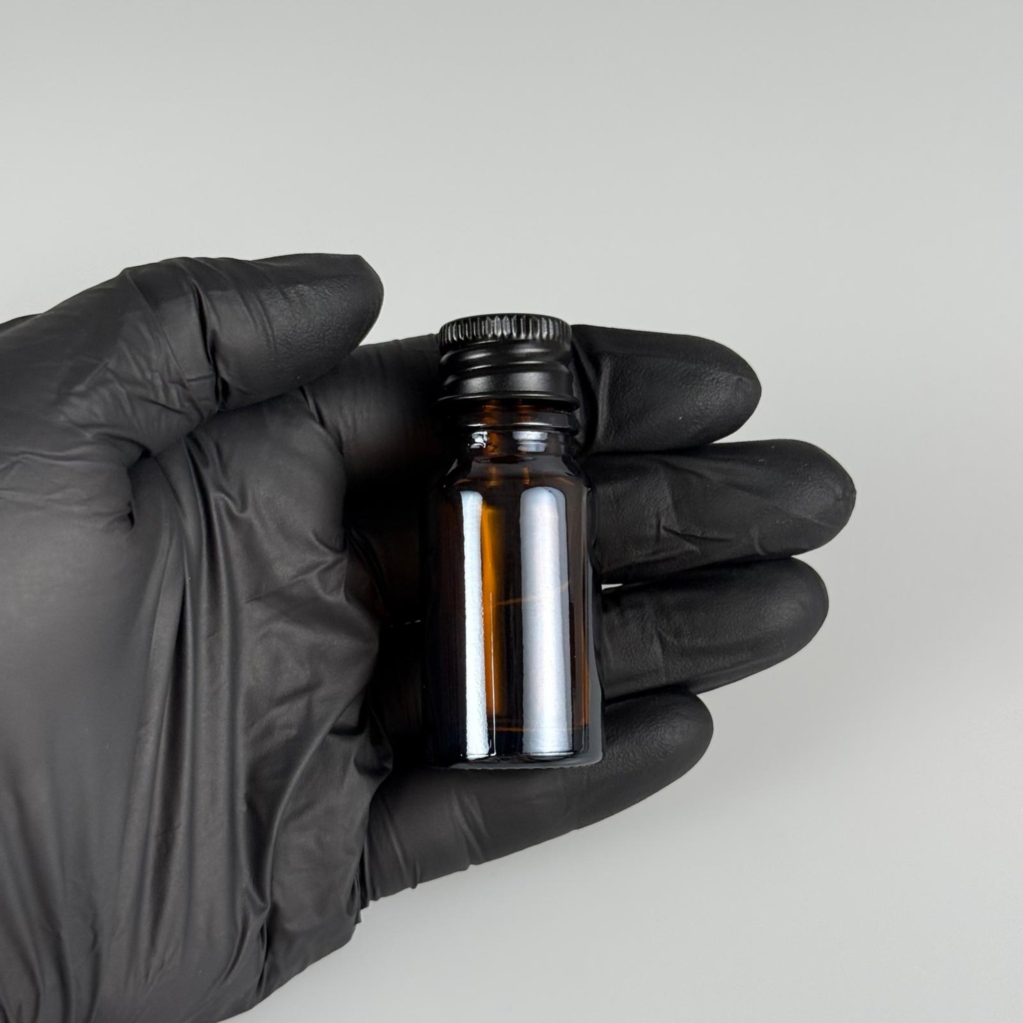 10 CC AMBER CAM ŞİŞE + KÖPÜK CONTALI SİYAH ALÜMİNYUM METAL KAPAKLI + DAMLALIKLI KOLONYA TIPALI TAKIM - 10 ML KAHVERENGİ CAM ŞİŞE