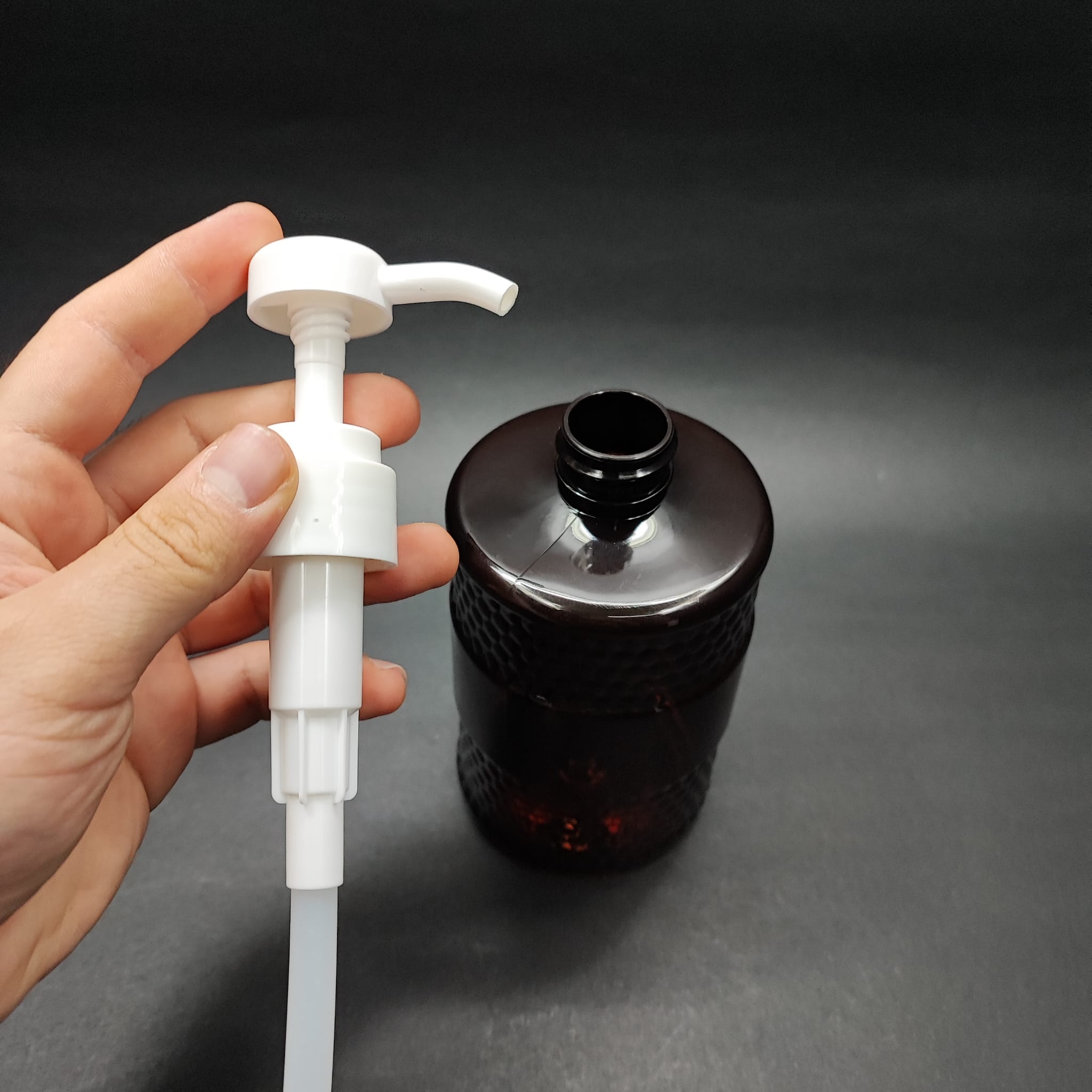 500 CC DESENLİ AMBER PET ŞİŞE - BEYAZ DOZAJ POMPALI (HER BASMADA 4 CC SIVI ATAR)  - 500 ML POMPALI ŞİŞE - ŞURUP, ŞAMPUAN, KREM GİBİ YOĞUN KIVAMLI SIVILARDA KULLANILIR