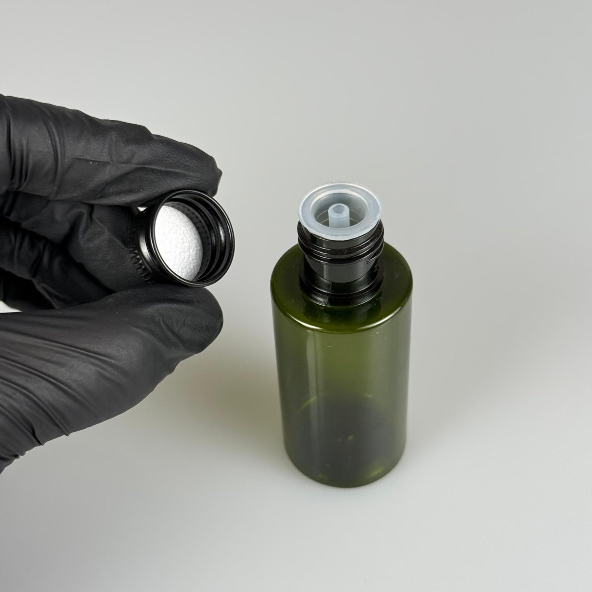 35 CC  SİLİNDİR YEŞİL PET ŞİŞE + KÖPÜK CONTALI SİYAH ALÜMİNYUM METAL KAPAKLI + DAMLALIKLI KOLONYA TIPALI TAKIM - 35 ML PLASTİK ŞİŞE