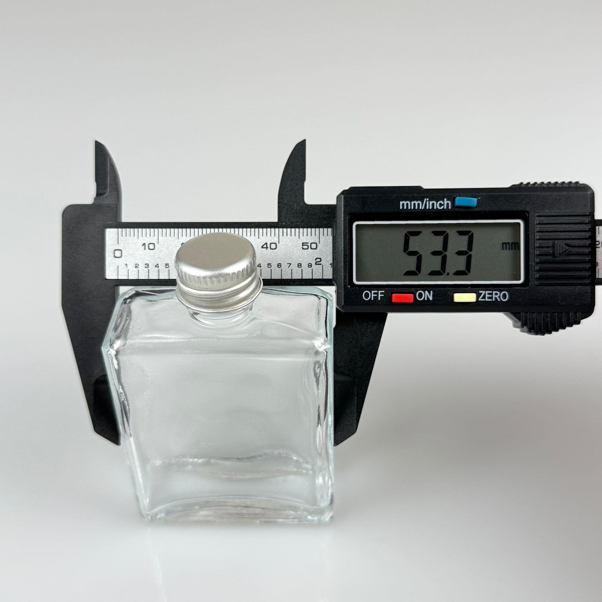 40 CC YASSI DİKDÖRTGEN KÖŞELİ KISA CAM ŞİŞE - GÜMÜŞ METAL KAPAKLI - 40 ML PRESTİJLİ ŞİŞE