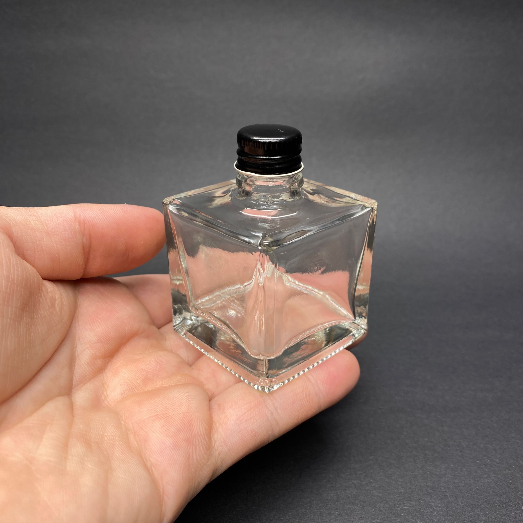 HEDİYELİK CAM KOLONYA ŞİŞESİ - 50 ML KARE ŞİŞE + SİYAH METAL KAPAK + KOLONYA TIPALI TAKIM